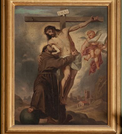 Zdjęcie nr 12: Nastawa architektoniczna, jednoosiowa, dwukondygnacyjna, ustawiona na niewielkim cokole. Ołtarz drewniany, prostopadłościenny, z drewnianą mensą, ustawiony na dwustopniowej podstawie. Antepedium ujęte ramą, w jego polu płycina dekorowana w narożach ornamentem roślinnym, pośrodku medalion z monogramem IHS w glorii promienistej. Na ołtarzu ustawione jest tabernakulum w formie drewnianej skrzynki flankowanej półwalcami oraz falistymi spływami z nałożonymi płaskorzeźbionymi postaciami adorujących puttów. Drzwiczki w kształcie stojącego prostokąta zamkniętego łukiem segmentowym nadwieszonym z kielichem i hostią w polu. 
Pierwsza kondygnacja flankowana jest zwielokrotnionymi pilastrami i stojącą przed nimi parą kolumn o kapitelach kompozytowych, dźwigających pełne belkowanie, z gzymsem dekorowanym kimationem, wyłamane na ich osi, z przerwanym architrawem nad polem środkowym. Na belkowaniu, na osiach kolumn przerwany, falisty przyczółek. W polu środkowym nisza w kształcie stojącego prostokąta zamkniętego łukiem segmentowym nadwieszonym, ujęta profilowaną ramą z obrazem Najświętszego Serca Pana Jezusa w formie stojącego prostokąta w osobnej, profilowanej ramie. Druga kondygnacja ustawiona na niewielkim cokole, flankowana zdwojonymi pilastrami i stojącą przed nimi parą kolumn o kapitelach kompozytowych, dźwigających pełne belkowanie z gzymsem dekorowanym kimationem, wyłamane na ich osi oraz przerwany półkolisty przyczółek. Nad polem, w partii belkowania medalion z przedstawieniem Gorejącego Serca w glorii promienistej, flankowany główkami anielskimi. W polu obraz w kształcie stojącego prostokąta ujętego profilowaną rama z przedstawieniem św. Franciszka obejmującego Chrystusa na krzyżu (amplexus). Obie kondygnacje ujęte uszami, pierwsza utworzonymi ze stylizowanego akantu, druga ze stylizowanego ornamentu roślinnego. Cokoły i belkowanie pierwszej kondygnacji dekorowane stylizowanym ornamentem roślinnym. Struktura ołtarza polichromowana w kolorze jasnozielonym, kolumny i profile pozłocone, ornamentyka pozłocona i posrebrzona. 