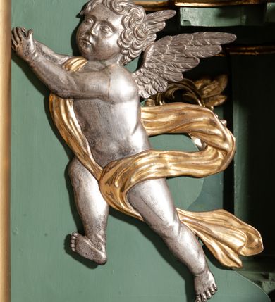 Zdjęcie nr 3: Nastawa architektoniczna, jednoosiowa, dwukondygnacyjna, ustawiona na niewielkim cokole. Ołtarz drewniany, prostopadłościenny, z drewnianą mensą, ustawiony na dwustopniowej podstawie. Antepedium ujęte ramą, w jego polu płycina dekorowana w narożach ornamentem roślinnym, pośrodku medalion z monogramem IHS w glorii promienistej. Na ołtarzu ustawione jest tabernakulum w formie drewnianej skrzynki flankowanej półwalcami oraz falistymi spływami z nałożonymi płaskorzeźbionymi postaciami adorujących puttów. Drzwiczki w kształcie stojącego prostokąta zamkniętego łukiem segmentowym nadwieszonym z kielichem i hostią w polu. 
Pierwsza kondygnacja flankowana jest zwielokrotnionymi pilastrami i stojącą przed nimi parą kolumn o kapitelach kompozytowych, dźwigających pełne belkowanie, z gzymsem dekorowanym kimationem, wyłamane na ich osi, z przerwanym architrawem nad polem środkowym. Na belkowaniu, na osiach kolumn przerwany, falisty przyczółek. W polu środkowym nisza w kształcie stojącego prostokąta zamkniętego łukiem segmentowym nadwieszonym, ujęta profilowaną ramą z obrazem Najświętszego Serca Pana Jezusa w formie stojącego prostokąta w osobnej, profilowanej ramie. Druga kondygnacja ustawiona na niewielkim cokole, flankowana zdwojonymi pilastrami i stojącą przed nimi parą kolumn o kapitelach kompozytowych, dźwigających pełne belkowanie z gzymsem dekorowanym kimationem, wyłamane na ich osi oraz przerwany półkolisty przyczółek. Nad polem, w partii belkowania medalion z przedstawieniem Gorejącego Serca w glorii promienistej, flankowany główkami anielskimi. W polu obraz w kształcie stojącego prostokąta ujętego profilowaną rama z przedstawieniem św. Franciszka obejmującego Chrystusa na krzyżu (amplexus). Obie kondygnacje ujęte uszami, pierwsza utworzonymi ze stylizowanego akantu, druga ze stylizowanego ornamentu roślinnego. Cokoły i belkowanie pierwszej kondygnacji dekorowane stylizowanym ornamentem roślinnym. Struktura ołtarza polichromowana w kolorze jasnozielonym, kolumny i profile pozłocone, ornamentyka pozłocona i posrebrzona. 