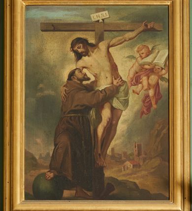 Zdjęcie nr 1: Obraz w formie stojącego prostokąta, przedstawiający św. Franciszka obejmującego Chrystusa na krzyżu. Jezus przybity do krzyża znajdującego się w centrum kompozycji. Ukazany frontalnie, przechylony w prawą stronę, obejmuje ręką św. Franciszka, nogi ma lekko ugięte w kolanach, stopy skrzyżowane w układzie prawa na lewą. Twarz ma pociągłą, z oczami skierowanymi w dół, prostym nosem, okoloną krótką brodą oraz włosami sięgającymi ramion. Na głowie ma koronę cierniową. Ciało szczupłe i umięśnione, z krwawiącymi ranami. Biodra przewiązane krótkim, białym perizonium. Święty Franciszek ukazany w pozycji stojącej, z profilu, z uniesioną głową, prawą nogę wspiera na kuli, obiema rękami obejmuje ciało Chrystusa. Twarz ma szczupłą, z oczami skierowanymi w górę, prostym nosem i pełnymi ustami, okoloną ciemnym zarostem i krótkimi włosami, na głowie tonsura. Ubrany jest w brązowy habit z kapturem, przepasany sznurem. Na dłoniach ma stygmaty. Po lewej stronie Chrystusa nadlatująca para aniołków podtrzymujących otwartą księgę. Scena ukazana na tle pejzażu, z widoczną w oddali panoramą miasta. Niebo szaro-niebieskie, zachmurzone. Obraz ujęty drewnianą, złoconą, profilowaną ramą.