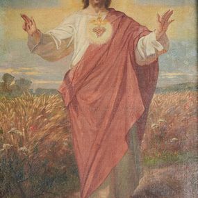 Zdjęcie nr 1: Obraz w formie stojącego prostokąta. W centrum Chrystus ukazany w całej postaci, frontalnie, w wykroku, z uniesionymi i rozłożonymi na boki rękami, prawa dłoń w geście błogosławieństwa. Na dłoniach i stopach zaznaczone rany. Twarz ma podłużną, o wąskich, migdałowatych oczach, prostym nosie i małych ustach, okoloną krótką brodą oraz jasnobrązowymi włosami, sięgającymi ramion. Wokół głowy nimb. Ubrany jest w białą, luźną tunikę oraz czerwony płaszcz, przewiązany diagonalnie przez lewe ramię. Na piersi ma gorejące serce w glorii promienistej. Chrystus ukazany na tle pejzażu, z widocznym polem pszenicy. Przed nim, pośród roślin na ziemi leży złamana szabla. W prawym dolnym rogu obrazu sygnatura „M(arian) Szczurowski”. 