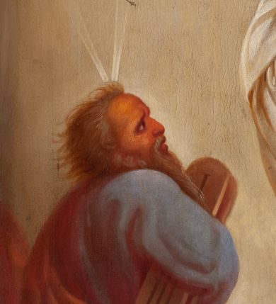 Zdjęcie nr 3: Obraz w formie stojącego prostokąta. W centrum przedstawienia unoszący się na tle rozświetlonych obłoków Chrystus, ukazany frontalnie, z ugiętą lewą nogą oraz obiema rękami uniesionymi i rozłożonymi na boki. Twarz ma owalną, o niskim czole, z dużymi oczami skierowanymi w górę, prostym nosie i niewielkich, pełnych ustach, okoloną krótkim, jasnym zarostem i długimi jasnobrązowymi włosami opadającymi na ramiona. Ubrany jest w białą tunikę o szerokich rękawach oraz przerzucony diagonalnie biały płaszcz z rozwianym fragmentem tkaniny z tyłu postaci. Wokół jego głowy nimb w glorii promienistej. Postać Chrystusa flankują unoszące się nieco niżej postacie Mojżesza i Eliasza. W lewej części obrazu ukazany jest Mojżesz, zwrócony profilem w prawo, z ugiętymi nogami, prawym ramieniem obejmuje tablice z Dekalogiem. Wyobrażono go jako starca z długą siwą brodą i krótkimi włosami. Ubrany jest w niebieską tunikę oraz jasnobrązowy płaszcz opasujący całą postać. W prawej części obrazu unosi się Eliasz zwrócony w trzech czwartych w lewo, z wysuniętą w przód, ugiętą lewą nogą, obiema rękami trzyma księgę, na której znajduje się sygnatura malarza: „Wojciech / Eljasz / 1872”. Ukazany jest jako starzec z krótką, siwą brodą i krótkimi włosami. Ubrany w zieloną tunikę oraz różowy, rozwiany płaszcz opasujący ciało. W dolnej części obrazu półpostacie apostołów Jakuba, Piotra i Jana zasłaniających i chowających twarze.