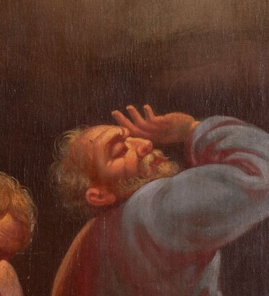 Zdjęcie nr 5: Obraz w formie stojącego prostokąta. W centrum przedstawienia unoszący się na tle rozświetlonych obłoków Chrystus, ukazany frontalnie, z ugiętą lewą nogą oraz obiema rękami uniesionymi i rozłożonymi na boki. Twarz ma owalną, o niskim czole, z dużymi oczami skierowanymi w górę, prostym nosie i niewielkich, pełnych ustach, okoloną krótkim, jasnym zarostem i długimi jasnobrązowymi włosami opadającymi na ramiona. Ubrany jest w białą tunikę o szerokich rękawach oraz przerzucony diagonalnie biały płaszcz z rozwianym fragmentem tkaniny z tyłu postaci. Wokół jego głowy nimb w glorii promienistej. Postać Chrystusa flankują unoszące się nieco niżej postacie Mojżesza i Eliasza. W lewej części obrazu ukazany jest Mojżesz, zwrócony profilem w prawo, z ugiętymi nogami, prawym ramieniem obejmuje tablice z Dekalogiem. Wyobrażono go jako starca z długą siwą brodą i krótkimi włosami. Ubrany jest w niebieską tunikę oraz jasnobrązowy płaszcz opasujący całą postać. W prawej części obrazu unosi się Eliasz zwrócony w trzech czwartych w lewo, z wysuniętą w przód, ugiętą lewą nogą, obiema rękami trzyma księgę, na której znajduje się sygnatura malarza: „Wojciech / Eljasz / 1872”. Ukazany jest jako starzec z krótką, siwą brodą i krótkimi włosami. Ubrany w zieloną tunikę oraz różowy, rozwiany płaszcz opasujący ciało. W dolnej części obrazu półpostacie apostołów Jakuba, Piotra i Jana zasłaniających i chowających twarze.