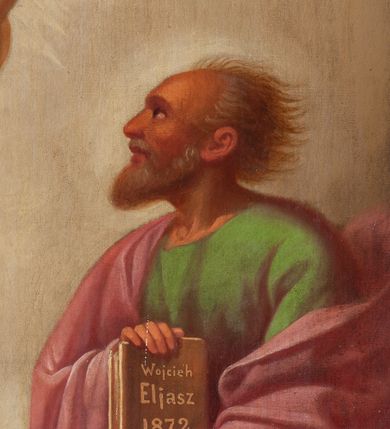 Zdjęcie nr 4: Obraz w formie stojącego prostokąta. W centrum przedstawienia unoszący się na tle rozświetlonych obłoków Chrystus, ukazany frontalnie, z ugiętą lewą nogą oraz obiema rękami uniesionymi i rozłożonymi na boki. Twarz ma owalną, o niskim czole, z dużymi oczami skierowanymi w górę, prostym nosie i niewielkich, pełnych ustach, okoloną krótkim, jasnym zarostem i długimi jasnobrązowymi włosami opadającymi na ramiona. Ubrany jest w białą tunikę o szerokich rękawach oraz przerzucony diagonalnie biały płaszcz z rozwianym fragmentem tkaniny z tyłu postaci. Wokół jego głowy nimb w glorii promienistej. Postać Chrystusa flankują unoszące się nieco niżej postacie Mojżesza i Eliasza. W lewej części obrazu ukazany jest Mojżesz, zwrócony profilem w prawo, z ugiętymi nogami, prawym ramieniem obejmuje tablice z Dekalogiem. Wyobrażono go jako starca z długą siwą brodą i krótkimi włosami. Ubrany jest w niebieską tunikę oraz jasnobrązowy płaszcz opasujący całą postać. W prawej części obrazu unosi się Eliasz zwrócony w trzech czwartych w lewo, z wysuniętą w przód, ugiętą lewą nogą, obiema rękami trzyma księgę, na której znajduje się sygnatura malarza: „Wojciech / Eljasz / 1872”. Ukazany jest jako starzec z krótką, siwą brodą i krótkimi włosami. Ubrany w zieloną tunikę oraz różowy, rozwiany płaszcz opasujący ciało. W dolnej części obrazu półpostacie apostołów Jakuba, Piotra i Jana zasłaniających i chowających twarze.