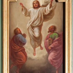 Zdjęcie nr 1: Obraz w formie stojącego prostokąta. W centrum przedstawienia unoszący się na tle rozświetlonych obłoków Chrystus, ukazany frontalnie, z ugiętą lewą nogą oraz obiema rękami uniesionymi i rozłożonymi na boki. Twarz ma owalną, o niskim czole, z dużymi oczami skierowanymi w górę, prostym nosie i niewielkich, pełnych ustach, okoloną krótkim, jasnym zarostem i długimi jasnobrązowymi włosami opadającymi na ramiona. Ubrany jest w białą tunikę o szerokich rękawach oraz przerzucony diagonalnie biały płaszcz z rozwianym fragmentem tkaniny z tyłu postaci. Wokół jego głowy nimb w glorii promienistej. Postać Chrystusa flankują unoszące się nieco niżej postacie Mojżesza i Eliasza. W lewej części obrazu ukazany jest Mojżesz, zwrócony profilem w prawo, z ugiętymi nogami, prawym ramieniem obejmuje tablice z Dekalogiem. Wyobrażono go jako starca z długą siwą brodą i krótkimi włosami. Ubrany jest w niebieską tunikę oraz jasnobrązowy płaszcz opasujący całą postać. W prawej części obrazu unosi się Eliasz zwrócony w trzech czwartych w lewo, z wysuniętą w przód, ugiętą lewą nogą, obiema rękami trzyma księgę, na której znajduje się sygnatura malarza: „Wojciech / Eljasz / 1872”. Ukazany jest jako starzec z krótką, siwą brodą i krótkimi włosami. Ubrany w zieloną tunikę oraz różowy, rozwiany płaszcz opasujący ciało. W dolnej części obrazu półpostacie apostołów Jakuba, Piotra i Jana zasłaniających i chowających twarze.