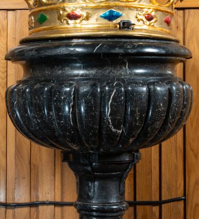 Zdjęcie nr 1: Na niskiej prostopadłościennej podstawie, niewielka stopa z trzonem w typie balustradowej lalki podtrzymującej półkulistą czarę o powierzchni imitującej puklowanie z wklęską i zaoblonym brzegiem. Na trzonie ryty kartusz z godłem herbu Zadora pod kapeluszem z sześcioma chwostami po każdej ze stron, w trzech rzędach. Pokrywa w formie korony zamkniętej, z sześcioma kabłąkami złączonymi kulą i krzyżem; obręcz i kabłąki z malowanymi rautami i kaboszonami imitującymi kamienie jubilerskie. Wewnątrz korony grupa rzeźbiarska: Chrystus w Jordanie, z rękoma w geście modlitwy i św. Jan Chrzciciel polewający wodą głowę Jezusa.  