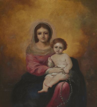Zdjęcie nr 1: Obraz w kształcie stojącego prostokąta z przedstawieniem Matki Boskiej Różańcowej. W centrum ukazana Matka Boska w pozycji siedzącej, trzymająca na lewym kolanie Dzieciątko Jezus. Twarz owalna z drobnymi ustami i dużymi, brązowymi oczami okolona ciemnymi włosami z przedziałkiem pośrodku, opadającymi na plecy. Ubrana jest w różową suknię z długimi rękawami, obficie fałdowany, granatowy płaszcz oraz biały welon na głowie, spływający na dekolt. Dzieciątko ukazane w pozycji siedzącej, zwrócone trzy czwarte w prawo z główką skierowaną na wprost, z dużym różańcem w dłoniach. Twarz o rysach dziecięcych z dużymi oczami, okolona średniej długości włosami. Wokół bioder ma założoną białą pieluszkę. W dolnej części kompozycji dwa wyłaniające się z chmur uskrzydlone aniołki. Jeden sięga wysoko rączką do krzyżyka od różańca. W dolnej części obrazu tło pochmurne, w górnej w różnych odcieniach ugru, złota i żółci. Rama drewniana, profilowana, fakturowana i złocona, na brzegach i pośrodku krawędzi dekorowana stylizowaną dekoracją roślinną.  