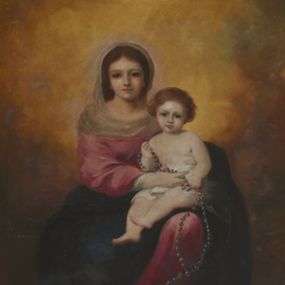 Zdjęcie nr 1: Obraz w kształcie stojącego prostokąta z przedstawieniem Matki Boskiej Różańcowej. W centrum ukazana Matka Boska w pozycji siedzącej, trzymająca na lewym kolanie Dzieciątko Jezus. Twarz owalna z drobnymi ustami i dużymi, brązowymi oczami okolona ciemnymi włosami z przedziałkiem pośrodku, opadającymi na plecy. Ubrana jest w różową suknię z długimi rękawami, obficie fałdowany, granatowy płaszcz oraz biały welon na głowie, spływający na dekolt. Dzieciątko ukazane w pozycji siedzącej, zwrócone trzy czwarte w prawo z główką skierowaną na wprost, z dużym różańcem w dłoniach. Twarz o rysach dziecięcych z dużymi oczami, okolona średniej długości włosami. Wokół bioder ma założoną białą pieluszkę. W dolnej części kompozycji dwa wyłaniające się z chmur uskrzydlone aniołki. Jeden sięga wysoko rączką do krzyżyka od różańca. W dolnej części obrazu tło pochmurne, w górnej w różnych odcieniach ugru, złota i żółci. Rama drewniana, profilowana, fakturowana i złocona, na brzegach i pośrodku krawędzi dekorowana stylizowaną dekoracją roślinną.  