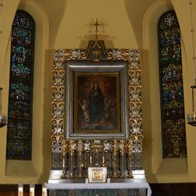 Zdjęcie nr 1: Nastawa ołtarzowa jednoosiowa, jednokondygnacyjna, ustawiona na trzech stopniach. Mensa pokryta marmurową okładziną, antepedium zdobione trzema zielonymi płycinami: środkowa (największa) w kształcie leżącego prostokąta, boczne w kształcie stojących prostokątów. Płyciny zdobione od dołu i od góry rzędami aplikowanych, kutych, zwróconych ku środkowi lilii heraldycznych, od drugiej strony zakończonych dwiema wolutami. Pośrodku biegnie pas złoconych rozet. W centrum środkowej płyciny znajduje się plakieta przedstawiająca Orła Białego z czasów Zygmunta I Starego z monogramem królewskim. Poniżej jest kuta litera A. Tabernakulum w kształcie prostopadłościennej skrzynki. Ścianka frontowa obwiedziona złotym profilowaniem, tło srebrzone. W polu kwadratowa płycina z przedstawieniem pelikana karmiącego swoje młode. Powyżej prosty tron wystawienia z niskim podium, flankowanym baldachimem wspartym na czterech, smukłych kolumienkach. Nastawa ustawiona na trzech marmurowych stopniach. Cokół niski, po bokach ujęty dwoma pasami, wypełnionymi kratką, w polach zdobiony kutą dekoracją złożoną z rzędów odwróconych wolut, spiętych pośrodku prostą spinką. Cokół wspiera zdwojoną, prostokątną ramę, zakończoną u góry monogramem Marii, ażurową koroną otwartą i łacińskim krzyżem, a u dołu datą „1966”. Rama od zewnątrz zdobiona aplikowanymi motywami heraldycznymi na zielonym tle, od wewnątrz rama wypukła, srebrzona. W polu obraz Wniebowzięcia Matki Boskiej, a na zasuwie dzieło przedstawiające Piętę. Dekoracje złocone i srebrzone. 