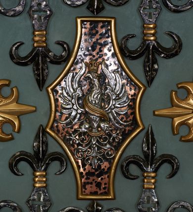 Zdjęcie nr 2: Nastawa ołtarzowa jednoosiowa, jednokondygnacyjna, ustawiona na trzech stopniach. Mensa pokryta marmurową okładziną, antepedium zdobione trzema zielonymi płycinami: środkowa (największa) w kształcie leżącego prostokąta, boczne w kształcie stojących prostokątów. Płyciny zdobione od dołu i od góry rzędami aplikowanych, kutych, zwróconych ku środkowi lilii heraldycznych, od drugiej strony zakończonych dwiema wolutami. Pośrodku biegnie pas złoconych rozet. W centrum środkowej płyciny znajduje się plakieta przedstawiająca Orła Białego z czasów Zygmunta I Starego z monogramem królewskim. Poniżej jest kuta litera A. Tabernakulum w kształcie prostopadłościennej skrzynki. Ścianka frontowa obwiedziona złotym profilowaniem, tło srebrzone. W polu kwadratowa płycina z przedstawieniem pelikana karmiącego swoje młode. Powyżej prosty tron wystawienia z niskim podium, flankowanym baldachimem wspartym na czterech, smukłych kolumienkach. Nastawa ustawiona na trzech marmurowych stopniach. Cokół niski, po bokach ujęty dwoma pasami, wypełnionymi kratką, w polach zdobiony kutą dekoracją złożoną z rzędów odwróconych wolut, spiętych pośrodku prostą spinką. Cokół wspiera zdwojoną, prostokątną ramę, zakończoną u góry monogramem Marii, ażurową koroną otwartą i łacińskim krzyżem, a u dołu datą „1966”. Rama od zewnątrz zdobiona aplikowanymi motywami heraldycznymi na zielonym tle, od wewnątrz rama wypukła, srebrzona. W polu obraz Wniebowzięcia Matki Boskiej, a na zasuwie dzieło przedstawiające Piętę. Dekoracje złocone i srebrzone. 