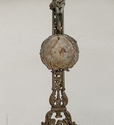 Zdjęcie nr 17: Kościół orientowany, murowany z kamienia, jednonawowy, z prostokątną, trójprzęsłową nawą oraz węższym dwuprzęsłowym prezbiterium zamkniętym trójbocznie, z niewielką prostokątną zakrystią przy północnej ścianie. Od zachodu wieża na planie kwadratu, do północnej ściany nawy dobudowana kaplica Matki Boskiej Karmelitańskiej, do południowej niewielka kruchta. Prezbiterium sklepione żebrowo z jednym rzeźbionym kroksztynem; żebra pokryte późniejszą dekoracją stiukową. Nawa wtórnie sklepiona kolebką z lunetami na gurtach, rozczłonkowana opilastrowanymi półfilarami. Pilastry i zacheuszki ozdobione stiukową ornamentacją. Do zakrystii prowadzi kamienny portal. Kościół opięty grubymi szkarpami jednouskokowymi, nakrytymi daszkami. W dwóch oknach prezbiterium i jednym nawy od południa kamienne maswerki; w zakrystii od wschodu wąskie okienko, tzw. romańskie. W pólnocno-wschodnim narożniku nawy wtórnie wkomponowany rzeźbiony, bardzo zniszczony kroksztyn. Z południowej kruchty do nawy prowadzi kamienny portal o trzech parach kolumienek dźwigających archiwolty. Nawa i prezbiterium nakryte dachem, na ich styku wieżyczka na sygnaturkę. Wieża smukła, bez podziałów architektonicznych, ściany najwyższej kondygnacji cofnięte w głąb, przy krawędzi kamienne kroksztyny, pozostałe po niezachowanej drewnianej hurdycji. Wieża zwieńczona ceglaną attyką, zasłaniającą dwuspadowy dach. W górnej części jej trzonu okna usytuowane z czterech stron. W miejscu hurdycji, na zachodniej ścianie zegar. 

Kościół otoczony niskim murem kamiennym; od zachodu dzwonnica bramna na planie kwadratu z niesklepioną sienią przejściową, nakryta blaszanym hełmem; od południa i od wschodu bramki nakryte hełmami, przy czym jeden pokryty jest gontem, drugi blachą.