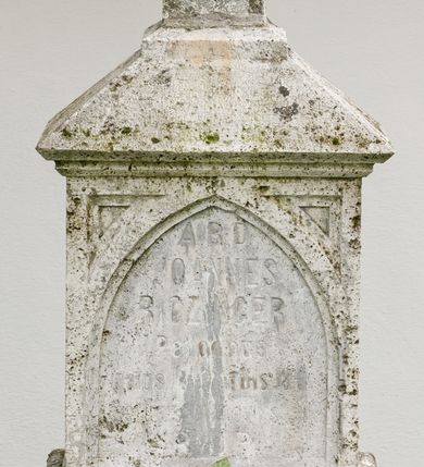 Zdjęcie nr 16: Kościół orientowany, murowany z kamienia, jednonawowy, z prostokątną, trójprzęsłową nawą oraz węższym dwuprzęsłowym prezbiterium zamkniętym trójbocznie, z niewielką prostokątną zakrystią przy północnej ścianie. Od zachodu wieża na planie kwadratu, do północnej ściany nawy dobudowana kaplica Matki Boskiej Karmelitańskiej, do południowej niewielka kruchta. Prezbiterium sklepione żebrowo z jednym rzeźbionym kroksztynem; żebra pokryte późniejszą dekoracją stiukową. Nawa wtórnie sklepiona kolebką z lunetami na gurtach, rozczłonkowana opilastrowanymi półfilarami. Pilastry i zacheuszki ozdobione stiukową ornamentacją. Do zakrystii prowadzi kamienny portal. Kościół opięty grubymi szkarpami jednouskokowymi, nakrytymi daszkami. W dwóch oknach prezbiterium i jednym nawy od południa kamienne maswerki; w zakrystii od wschodu wąskie okienko, tzw. romańskie. W pólnocno-wschodnim narożniku nawy wtórnie wkomponowany rzeźbiony, bardzo zniszczony kroksztyn. Z południowej kruchty do nawy prowadzi kamienny portal o trzech parach kolumienek dźwigających archiwolty. Nawa i prezbiterium nakryte dachem, na ich styku wieżyczka na sygnaturkę. Wieża smukła, bez podziałów architektonicznych, ściany najwyższej kondygnacji cofnięte w głąb, przy krawędzi kamienne kroksztyny, pozostałe po niezachowanej drewnianej hurdycji. Wieża zwieńczona ceglaną attyką, zasłaniającą dwuspadowy dach. W górnej części jej trzonu okna usytuowane z czterech stron. W miejscu hurdycji, na zachodniej ścianie zegar. 

Kościół otoczony niskim murem kamiennym; od zachodu dzwonnica bramna na planie kwadratu z niesklepioną sienią przejściową, nakryta blaszanym hełmem; od południa i od wschodu bramki nakryte hełmami, przy czym jeden pokryty jest gontem, drugi blachą.