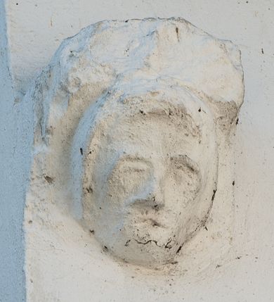 Zdjęcie nr 18: Kościół orientowany, murowany z kamienia, jednonawowy, z prostokątną, trójprzęsłową nawą oraz węższym dwuprzęsłowym prezbiterium zamkniętym trójbocznie, z niewielką prostokątną zakrystią przy północnej ścianie. Od zachodu wieża na planie kwadratu, do północnej ściany nawy dobudowana kaplica Matki Boskiej Karmelitańskiej, do południowej niewielka kruchta. Prezbiterium sklepione żebrowo z jednym rzeźbionym kroksztynem; żebra pokryte późniejszą dekoracją stiukową. Nawa wtórnie sklepiona kolebką z lunetami na gurtach, rozczłonkowana opilastrowanymi półfilarami. Pilastry i zacheuszki ozdobione stiukową ornamentacją. Do zakrystii prowadzi kamienny portal. Kościół opięty grubymi szkarpami jednouskokowymi, nakrytymi daszkami. W dwóch oknach prezbiterium i jednym nawy od południa kamienne maswerki; w zakrystii od wschodu wąskie okienko, tzw. romańskie. W pólnocno-wschodnim narożniku nawy wtórnie wkomponowany rzeźbiony, bardzo zniszczony kroksztyn. Z południowej kruchty do nawy prowadzi kamienny portal o trzech parach kolumienek dźwigających archiwolty. Nawa i prezbiterium nakryte dachem, na ich styku wieżyczka na sygnaturkę. Wieża smukła, bez podziałów architektonicznych, ściany najwyższej kondygnacji cofnięte w głąb, przy krawędzi kamienne kroksztyny, pozostałe po niezachowanej drewnianej hurdycji. Wieża zwieńczona ceglaną attyką, zasłaniającą dwuspadowy dach. W górnej części jej trzonu okna usytuowane z czterech stron. W miejscu hurdycji, na zachodniej ścianie zegar. 

Kościół otoczony niskim murem kamiennym; od zachodu dzwonnica bramna na planie kwadratu z niesklepioną sienią przejściową, nakryta blaszanym hełmem; od południa i od wschodu bramki nakryte hełmami, przy czym jeden pokryty jest gontem, drugi blachą.