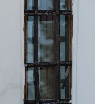 Zdjęcie nr 8: Kościół orientowany, murowany z kamienia, jednonawowy, z prostokątną, trójprzęsłową nawą oraz węższym dwuprzęsłowym prezbiterium zamkniętym trójbocznie, z niewielką prostokątną zakrystią przy północnej ścianie. Od zachodu wieża na planie kwadratu, do północnej ściany nawy dobudowana kaplica Matki Boskiej Karmelitańskiej, do południowej niewielka kruchta. Prezbiterium sklepione żebrowo z jednym rzeźbionym kroksztynem; żebra pokryte późniejszą dekoracją stiukową. Nawa wtórnie sklepiona kolebką z lunetami na gurtach, rozczłonkowana opilastrowanymi półfilarami. Pilastry i zacheuszki ozdobione stiukową ornamentacją. Do zakrystii prowadzi kamienny portal. Kościół opięty grubymi szkarpami jednouskokowymi, nakrytymi daszkami. W dwóch oknach prezbiterium i jednym nawy od południa kamienne maswerki; w zakrystii od wschodu wąskie okienko, tzw. romańskie. W pólnocno-wschodnim narożniku nawy wtórnie wkomponowany rzeźbiony, bardzo zniszczony kroksztyn. Z południowej kruchty do nawy prowadzi kamienny portal o trzech parach kolumienek dźwigających archiwolty. Nawa i prezbiterium nakryte dachem, na ich styku wieżyczka na sygnaturkę. Wieża smukła, bez podziałów architektonicznych, ściany najwyższej kondygnacji cofnięte w głąb, przy krawędzi kamienne kroksztyny, pozostałe po niezachowanej drewnianej hurdycji. Wieża zwieńczona ceglaną attyką, zasłaniającą dwuspadowy dach. W górnej części jej trzonu okna usytuowane z czterech stron. W miejscu hurdycji, na zachodniej ścianie zegar. 

Kościół otoczony niskim murem kamiennym; od zachodu dzwonnica bramna na planie kwadratu z niesklepioną sienią przejściową, nakryta blaszanym hełmem; od południa i od wschodu bramki nakryte hełmami, przy czym jeden pokryty jest gontem, drugi blachą.