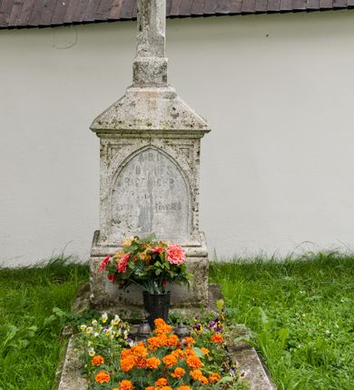 Zdjęcie nr 15: Kościół orientowany, murowany z kamienia, jednonawowy, z prostokątną, trójprzęsłową nawą oraz węższym dwuprzęsłowym prezbiterium zamkniętym trójbocznie, z niewielką prostokątną zakrystią przy północnej ścianie. Od zachodu wieża na planie kwadratu, do północnej ściany nawy dobudowana kaplica Matki Boskiej Karmelitańskiej, do południowej niewielka kruchta. Prezbiterium sklepione żebrowo z jednym rzeźbionym kroksztynem; żebra pokryte późniejszą dekoracją stiukową. Nawa wtórnie sklepiona kolebką z lunetami na gurtach, rozczłonkowana opilastrowanymi półfilarami. Pilastry i zacheuszki ozdobione stiukową ornamentacją. Do zakrystii prowadzi kamienny portal. Kościół opięty grubymi szkarpami jednouskokowymi, nakrytymi daszkami. W dwóch oknach prezbiterium i jednym nawy od południa kamienne maswerki; w zakrystii od wschodu wąskie okienko, tzw. romańskie. W pólnocno-wschodnim narożniku nawy wtórnie wkomponowany rzeźbiony, bardzo zniszczony kroksztyn. Z południowej kruchty do nawy prowadzi kamienny portal o trzech parach kolumienek dźwigających archiwolty. Nawa i prezbiterium nakryte dachem, na ich styku wieżyczka na sygnaturkę. Wieża smukła, bez podziałów architektonicznych, ściany najwyższej kondygnacji cofnięte w głąb, przy krawędzi kamienne kroksztyny, pozostałe po niezachowanej drewnianej hurdycji. Wieża zwieńczona ceglaną attyką, zasłaniającą dwuspadowy dach. W górnej części jej trzonu okna usytuowane z czterech stron. W miejscu hurdycji, na zachodniej ścianie zegar. 

Kościół otoczony niskim murem kamiennym; od zachodu dzwonnica bramna na planie kwadratu z niesklepioną sienią przejściową, nakryta blaszanym hełmem; od południa i od wschodu bramki nakryte hełmami, przy czym jeden pokryty jest gontem, drugi blachą.