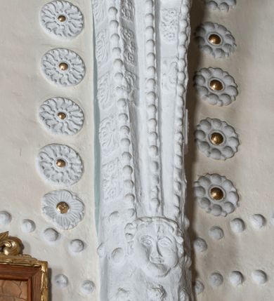 Zdjęcie nr 34: Kościół orientowany, murowany z kamienia, jednonawowy, z prostokątną, trójprzęsłową nawą oraz węższym dwuprzęsłowym prezbiterium zamkniętym trójbocznie, z niewielką prostokątną zakrystią przy północnej ścianie. Od zachodu wieża na planie kwadratu, do północnej ściany nawy dobudowana kaplica Matki Boskiej Karmelitańskiej, do południowej niewielka kruchta. Prezbiterium sklepione żebrowo z jednym rzeźbionym kroksztynem; żebra pokryte późniejszą dekoracją stiukową. Nawa wtórnie sklepiona kolebką z lunetami na gurtach, rozczłonkowana opilastrowanymi półfilarami. Pilastry i zacheuszki ozdobione stiukową ornamentacją. Do zakrystii prowadzi kamienny portal. Kościół opięty grubymi szkarpami jednouskokowymi, nakrytymi daszkami. W dwóch oknach prezbiterium i jednym nawy od południa kamienne maswerki; w zakrystii od wschodu wąskie okienko, tzw. romańskie. W pólnocno-wschodnim narożniku nawy wtórnie wkomponowany rzeźbiony, bardzo zniszczony kroksztyn. Z południowej kruchty do nawy prowadzi kamienny portal o trzech parach kolumienek dźwigających archiwolty. Nawa i prezbiterium nakryte dachem, na ich styku wieżyczka na sygnaturkę. Wieża smukła, bez podziałów architektonicznych, ściany najwyższej kondygnacji cofnięte w głąb, przy krawędzi kamienne kroksztyny, pozostałe po niezachowanej drewnianej hurdycji. Wieża zwieńczona ceglaną attyką, zasłaniającą dwuspadowy dach. W górnej części jej trzonu okna usytuowane z czterech stron. W miejscu hurdycji, na zachodniej ścianie zegar. 

Kościół otoczony niskim murem kamiennym; od zachodu dzwonnica bramna na planie kwadratu z niesklepioną sienią przejściową, nakryta blaszanym hełmem; od południa i od wschodu bramki nakryte hełmami, przy czym jeden pokryty jest gontem, drugi blachą.