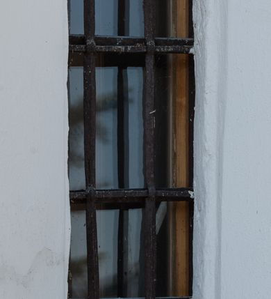 Zdjęcie nr 9: Kościół orientowany, murowany z kamienia, jednonawowy, z prostokątną, trójprzęsłową nawą oraz węższym dwuprzęsłowym prezbiterium zamkniętym trójbocznie, z niewielką prostokątną zakrystią przy północnej ścianie. Od zachodu wieża na planie kwadratu, do północnej ściany nawy dobudowana kaplica Matki Boskiej Karmelitańskiej, do południowej niewielka kruchta. Prezbiterium sklepione żebrowo z jednym rzeźbionym kroksztynem; żebra pokryte późniejszą dekoracją stiukową. Nawa wtórnie sklepiona kolebką z lunetami na gurtach, rozczłonkowana opilastrowanymi półfilarami. Pilastry i zacheuszki ozdobione stiukową ornamentacją. Do zakrystii prowadzi kamienny portal. Kościół opięty grubymi szkarpami jednouskokowymi, nakrytymi daszkami. W dwóch oknach prezbiterium i jednym nawy od południa kamienne maswerki; w zakrystii od wschodu wąskie okienko, tzw. romańskie. W pólnocno-wschodnim narożniku nawy wtórnie wkomponowany rzeźbiony, bardzo zniszczony kroksztyn. Z południowej kruchty do nawy prowadzi kamienny portal o trzech parach kolumienek dźwigających archiwolty. Nawa i prezbiterium nakryte dachem, na ich styku wieżyczka na sygnaturkę. Wieża smukła, bez podziałów architektonicznych, ściany najwyższej kondygnacji cofnięte w głąb, przy krawędzi kamienne kroksztyny, pozostałe po niezachowanej drewnianej hurdycji. Wieża zwieńczona ceglaną attyką, zasłaniającą dwuspadowy dach. W górnej części jej trzonu okna usytuowane z czterech stron. W miejscu hurdycji, na zachodniej ścianie zegar. 

Kościół otoczony niskim murem kamiennym; od zachodu dzwonnica bramna na planie kwadratu z niesklepioną sienią przejściową, nakryta blaszanym hełmem; od południa i od wschodu bramki nakryte hełmami, przy czym jeden pokryty jest gontem, drugi blachą.