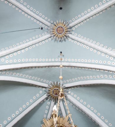 Zdjęcie nr 25: Kościół orientowany, murowany z kamienia, jednonawowy, z prostokątną, trójprzęsłową nawą oraz węższym dwuprzęsłowym prezbiterium zamkniętym trójbocznie, z niewielką prostokątną zakrystią przy północnej ścianie. Od zachodu wieża na planie kwadratu, do północnej ściany nawy dobudowana kaplica Matki Boskiej Karmelitańskiej, do południowej niewielka kruchta. Prezbiterium sklepione żebrowo z jednym rzeźbionym kroksztynem; żebra pokryte późniejszą dekoracją stiukową. Nawa wtórnie sklepiona kolebką z lunetami na gurtach, rozczłonkowana opilastrowanymi półfilarami. Pilastry i zacheuszki ozdobione stiukową ornamentacją. Do zakrystii prowadzi kamienny portal. Kościół opięty grubymi szkarpami jednouskokowymi, nakrytymi daszkami. W dwóch oknach prezbiterium i jednym nawy od południa kamienne maswerki; w zakrystii od wschodu wąskie okienko, tzw. romańskie. W pólnocno-wschodnim narożniku nawy wtórnie wkomponowany rzeźbiony, bardzo zniszczony kroksztyn. Z południowej kruchty do nawy prowadzi kamienny portal o trzech parach kolumienek dźwigających archiwolty. Nawa i prezbiterium nakryte dachem, na ich styku wieżyczka na sygnaturkę. Wieża smukła, bez podziałów architektonicznych, ściany najwyższej kondygnacji cofnięte w głąb, przy krawędzi kamienne kroksztyny, pozostałe po niezachowanej drewnianej hurdycji. Wieża zwieńczona ceglaną attyką, zasłaniającą dwuspadowy dach. W górnej części jej trzonu okna usytuowane z czterech stron. W miejscu hurdycji, na zachodniej ścianie zegar. 

Kościół otoczony niskim murem kamiennym; od zachodu dzwonnica bramna na planie kwadratu z niesklepioną sienią przejściową, nakryta blaszanym hełmem; od południa i od wschodu bramki nakryte hełmami, przy czym jeden pokryty jest gontem, drugi blachą.