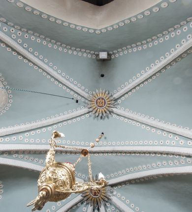 Zdjęcie nr 26: Kościół orientowany, murowany z kamienia, jednonawowy, z prostokątną, trójprzęsłową nawą oraz węższym dwuprzęsłowym prezbiterium zamkniętym trójbocznie, z niewielką prostokątną zakrystią przy północnej ścianie. Od zachodu wieża na planie kwadratu, do północnej ściany nawy dobudowana kaplica Matki Boskiej Karmelitańskiej, do południowej niewielka kruchta. Prezbiterium sklepione żebrowo z jednym rzeźbionym kroksztynem; żebra pokryte późniejszą dekoracją stiukową. Nawa wtórnie sklepiona kolebką z lunetami na gurtach, rozczłonkowana opilastrowanymi półfilarami. Pilastry i zacheuszki ozdobione stiukową ornamentacją. Do zakrystii prowadzi kamienny portal. Kościół opięty grubymi szkarpami jednouskokowymi, nakrytymi daszkami. W dwóch oknach prezbiterium i jednym nawy od południa kamienne maswerki; w zakrystii od wschodu wąskie okienko, tzw. romańskie. W pólnocno-wschodnim narożniku nawy wtórnie wkomponowany rzeźbiony, bardzo zniszczony kroksztyn. Z południowej kruchty do nawy prowadzi kamienny portal o trzech parach kolumienek dźwigających archiwolty. Nawa i prezbiterium nakryte dachem, na ich styku wieżyczka na sygnaturkę. Wieża smukła, bez podziałów architektonicznych, ściany najwyższej kondygnacji cofnięte w głąb, przy krawędzi kamienne kroksztyny, pozostałe po niezachowanej drewnianej hurdycji. Wieża zwieńczona ceglaną attyką, zasłaniającą dwuspadowy dach. W górnej części jej trzonu okna usytuowane z czterech stron. W miejscu hurdycji, na zachodniej ścianie zegar. 

Kościół otoczony niskim murem kamiennym; od zachodu dzwonnica bramna na planie kwadratu z niesklepioną sienią przejściową, nakryta blaszanym hełmem; od południa i od wschodu bramki nakryte hełmami, przy czym jeden pokryty jest gontem, drugi blachą.