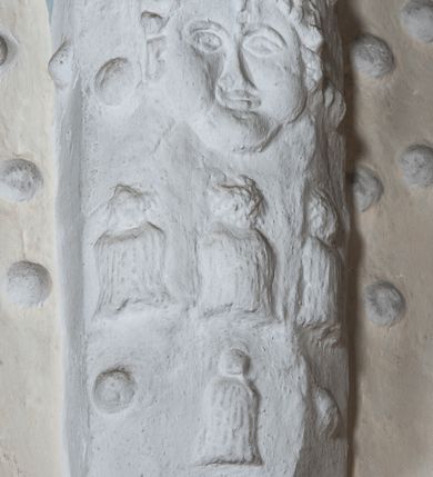 Zdjęcie nr 38: Kościół orientowany, murowany z kamienia, jednonawowy, z prostokątną, trójprzęsłową nawą oraz węższym dwuprzęsłowym prezbiterium zamkniętym trójbocznie, z niewielką prostokątną zakrystią przy północnej ścianie. Od zachodu wieża na planie kwadratu, do północnej ściany nawy dobudowana kaplica Matki Boskiej Karmelitańskiej, do południowej niewielka kruchta. Prezbiterium sklepione żebrowo z jednym rzeźbionym kroksztynem; żebra pokryte późniejszą dekoracją stiukową. Nawa wtórnie sklepiona kolebką z lunetami na gurtach, rozczłonkowana opilastrowanymi półfilarami. Pilastry i zacheuszki ozdobione stiukową ornamentacją. Do zakrystii prowadzi kamienny portal. Kościół opięty grubymi szkarpami jednouskokowymi, nakrytymi daszkami. W dwóch oknach prezbiterium i jednym nawy od południa kamienne maswerki; w zakrystii od wschodu wąskie okienko, tzw. romańskie. W pólnocno-wschodnim narożniku nawy wtórnie wkomponowany rzeźbiony, bardzo zniszczony kroksztyn. Z południowej kruchty do nawy prowadzi kamienny portal o trzech parach kolumienek dźwigających archiwolty. Nawa i prezbiterium nakryte dachem, na ich styku wieżyczka na sygnaturkę. Wieża smukła, bez podziałów architektonicznych, ściany najwyższej kondygnacji cofnięte w głąb, przy krawędzi kamienne kroksztyny, pozostałe po niezachowanej drewnianej hurdycji. Wieża zwieńczona ceglaną attyką, zasłaniającą dwuspadowy dach. W górnej części jej trzonu okna usytuowane z czterech stron. W miejscu hurdycji, na zachodniej ścianie zegar. 

Kościół otoczony niskim murem kamiennym; od zachodu dzwonnica bramna na planie kwadratu z niesklepioną sienią przejściową, nakryta blaszanym hełmem; od południa i od wschodu bramki nakryte hełmami, przy czym jeden pokryty jest gontem, drugi blachą.