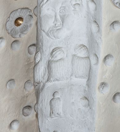 Zdjęcie nr 39: Kościół orientowany, murowany z kamienia, jednonawowy, z prostokątną, trójprzęsłową nawą oraz węższym dwuprzęsłowym prezbiterium zamkniętym trójbocznie, z niewielką prostokątną zakrystią przy północnej ścianie. Od zachodu wieża na planie kwadratu, do północnej ściany nawy dobudowana kaplica Matki Boskiej Karmelitańskiej, do południowej niewielka kruchta. Prezbiterium sklepione żebrowo z jednym rzeźbionym kroksztynem; żebra pokryte późniejszą dekoracją stiukową. Nawa wtórnie sklepiona kolebką z lunetami na gurtach, rozczłonkowana opilastrowanymi półfilarami. Pilastry i zacheuszki ozdobione stiukową ornamentacją. Do zakrystii prowadzi kamienny portal. Kościół opięty grubymi szkarpami jednouskokowymi, nakrytymi daszkami. W dwóch oknach prezbiterium i jednym nawy od południa kamienne maswerki; w zakrystii od wschodu wąskie okienko, tzw. romańskie. W pólnocno-wschodnim narożniku nawy wtórnie wkomponowany rzeźbiony, bardzo zniszczony kroksztyn. Z południowej kruchty do nawy prowadzi kamienny portal o trzech parach kolumienek dźwigających archiwolty. Nawa i prezbiterium nakryte dachem, na ich styku wieżyczka na sygnaturkę. Wieża smukła, bez podziałów architektonicznych, ściany najwyższej kondygnacji cofnięte w głąb, przy krawędzi kamienne kroksztyny, pozostałe po niezachowanej drewnianej hurdycji. Wieża zwieńczona ceglaną attyką, zasłaniającą dwuspadowy dach. W górnej części jej trzonu okna usytuowane z czterech stron. W miejscu hurdycji, na zachodniej ścianie zegar. 

Kościół otoczony niskim murem kamiennym; od zachodu dzwonnica bramna na planie kwadratu z niesklepioną sienią przejściową, nakryta blaszanym hełmem; od południa i od wschodu bramki nakryte hełmami, przy czym jeden pokryty jest gontem, drugi blachą.