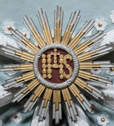 Zdjęcie nr 28: Kościół orientowany, murowany z kamienia, jednonawowy, z prostokątną, trójprzęsłową nawą oraz węższym dwuprzęsłowym prezbiterium zamkniętym trójbocznie, z niewielką prostokątną zakrystią przy północnej ścianie. Od zachodu wieża na planie kwadratu, do północnej ściany nawy dobudowana kaplica Matki Boskiej Karmelitańskiej, do południowej niewielka kruchta. Prezbiterium sklepione żebrowo z jednym rzeźbionym kroksztynem; żebra pokryte późniejszą dekoracją stiukową. Nawa wtórnie sklepiona kolebką z lunetami na gurtach, rozczłonkowana opilastrowanymi półfilarami. Pilastry i zacheuszki ozdobione stiukową ornamentacją. Do zakrystii prowadzi kamienny portal. Kościół opięty grubymi szkarpami jednouskokowymi, nakrytymi daszkami. W dwóch oknach prezbiterium i jednym nawy od południa kamienne maswerki; w zakrystii od wschodu wąskie okienko, tzw. romańskie. W pólnocno-wschodnim narożniku nawy wtórnie wkomponowany rzeźbiony, bardzo zniszczony kroksztyn. Z południowej kruchty do nawy prowadzi kamienny portal o trzech parach kolumienek dźwigających archiwolty. Nawa i prezbiterium nakryte dachem, na ich styku wieżyczka na sygnaturkę. Wieża smukła, bez podziałów architektonicznych, ściany najwyższej kondygnacji cofnięte w głąb, przy krawędzi kamienne kroksztyny, pozostałe po niezachowanej drewnianej hurdycji. Wieża zwieńczona ceglaną attyką, zasłaniającą dwuspadowy dach. W górnej części jej trzonu okna usytuowane z czterech stron. W miejscu hurdycji, na zachodniej ścianie zegar. 

Kościół otoczony niskim murem kamiennym; od zachodu dzwonnica bramna na planie kwadratu z niesklepioną sienią przejściową, nakryta blaszanym hełmem; od południa i od wschodu bramki nakryte hełmami, przy czym jeden pokryty jest gontem, drugi blachą.