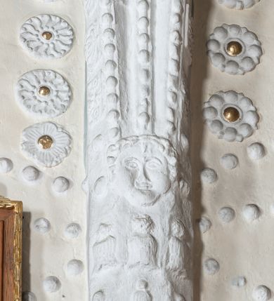 Zdjęcie nr 37: Kościół orientowany, murowany z kamienia, jednonawowy, z prostokątną, trójprzęsłową nawą oraz węższym dwuprzęsłowym prezbiterium zamkniętym trójbocznie, z niewielką prostokątną zakrystią przy północnej ścianie. Od zachodu wieża na planie kwadratu, do północnej ściany nawy dobudowana kaplica Matki Boskiej Karmelitańskiej, do południowej niewielka kruchta. Prezbiterium sklepione żebrowo z jednym rzeźbionym kroksztynem; żebra pokryte późniejszą dekoracją stiukową. Nawa wtórnie sklepiona kolebką z lunetami na gurtach, rozczłonkowana opilastrowanymi półfilarami. Pilastry i zacheuszki ozdobione stiukową ornamentacją. Do zakrystii prowadzi kamienny portal. Kościół opięty grubymi szkarpami jednouskokowymi, nakrytymi daszkami. W dwóch oknach prezbiterium i jednym nawy od południa kamienne maswerki; w zakrystii od wschodu wąskie okienko, tzw. romańskie. W pólnocno-wschodnim narożniku nawy wtórnie wkomponowany rzeźbiony, bardzo zniszczony kroksztyn. Z południowej kruchty do nawy prowadzi kamienny portal o trzech parach kolumienek dźwigających archiwolty. Nawa i prezbiterium nakryte dachem, na ich styku wieżyczka na sygnaturkę. Wieża smukła, bez podziałów architektonicznych, ściany najwyższej kondygnacji cofnięte w głąb, przy krawędzi kamienne kroksztyny, pozostałe po niezachowanej drewnianej hurdycji. Wieża zwieńczona ceglaną attyką, zasłaniającą dwuspadowy dach. W górnej części jej trzonu okna usytuowane z czterech stron. W miejscu hurdycji, na zachodniej ścianie zegar. 

Kościół otoczony niskim murem kamiennym; od zachodu dzwonnica bramna na planie kwadratu z niesklepioną sienią przejściową, nakryta blaszanym hełmem; od południa i od wschodu bramki nakryte hełmami, przy czym jeden pokryty jest gontem, drugi blachą.