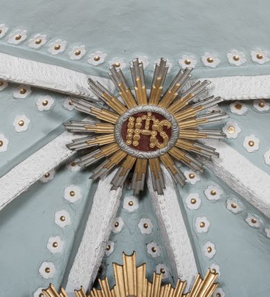 Zdjęcie nr 27: Kościół orientowany, murowany z kamienia, jednonawowy, z prostokątną, trójprzęsłową nawą oraz węższym dwuprzęsłowym prezbiterium zamkniętym trójbocznie, z niewielką prostokątną zakrystią przy północnej ścianie. Od zachodu wieża na planie kwadratu, do północnej ściany nawy dobudowana kaplica Matki Boskiej Karmelitańskiej, do południowej niewielka kruchta. Prezbiterium sklepione żebrowo z jednym rzeźbionym kroksztynem; żebra pokryte późniejszą dekoracją stiukową. Nawa wtórnie sklepiona kolebką z lunetami na gurtach, rozczłonkowana opilastrowanymi półfilarami. Pilastry i zacheuszki ozdobione stiukową ornamentacją. Do zakrystii prowadzi kamienny portal. Kościół opięty grubymi szkarpami jednouskokowymi, nakrytymi daszkami. W dwóch oknach prezbiterium i jednym nawy od południa kamienne maswerki; w zakrystii od wschodu wąskie okienko, tzw. romańskie. W pólnocno-wschodnim narożniku nawy wtórnie wkomponowany rzeźbiony, bardzo zniszczony kroksztyn. Z południowej kruchty do nawy prowadzi kamienny portal o trzech parach kolumienek dźwigających archiwolty. Nawa i prezbiterium nakryte dachem, na ich styku wieżyczka na sygnaturkę. Wieża smukła, bez podziałów architektonicznych, ściany najwyższej kondygnacji cofnięte w głąb, przy krawędzi kamienne kroksztyny, pozostałe po niezachowanej drewnianej hurdycji. Wieża zwieńczona ceglaną attyką, zasłaniającą dwuspadowy dach. W górnej części jej trzonu okna usytuowane z czterech stron. W miejscu hurdycji, na zachodniej ścianie zegar. 

Kościół otoczony niskim murem kamiennym; od zachodu dzwonnica bramna na planie kwadratu z niesklepioną sienią przejściową, nakryta blaszanym hełmem; od południa i od wschodu bramki nakryte hełmami, przy czym jeden pokryty jest gontem, drugi blachą.