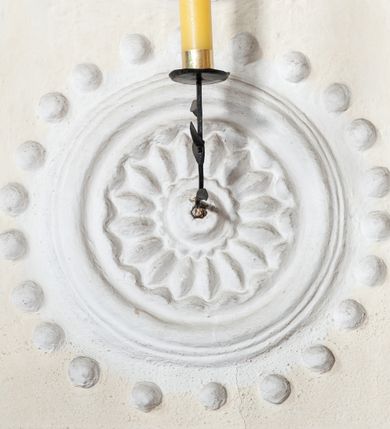 Zdjęcie nr 42: Kościół orientowany, murowany z kamienia, jednonawowy, z prostokątną, trójprzęsłową nawą oraz węższym dwuprzęsłowym prezbiterium zamkniętym trójbocznie, z niewielką prostokątną zakrystią przy północnej ścianie. Od zachodu wieża na planie kwadratu, do północnej ściany nawy dobudowana kaplica Matki Boskiej Karmelitańskiej, do południowej niewielka kruchta. Prezbiterium sklepione żebrowo z jednym rzeźbionym kroksztynem; żebra pokryte późniejszą dekoracją stiukową. Nawa wtórnie sklepiona kolebką z lunetami na gurtach, rozczłonkowana opilastrowanymi półfilarami. Pilastry i zacheuszki ozdobione stiukową ornamentacją. Do zakrystii prowadzi kamienny portal. Kościół opięty grubymi szkarpami jednouskokowymi, nakrytymi daszkami. W dwóch oknach prezbiterium i jednym nawy od południa kamienne maswerki; w zakrystii od wschodu wąskie okienko, tzw. romańskie. W pólnocno-wschodnim narożniku nawy wtórnie wkomponowany rzeźbiony, bardzo zniszczony kroksztyn. Z południowej kruchty do nawy prowadzi kamienny portal o trzech parach kolumienek dźwigających archiwolty. Nawa i prezbiterium nakryte dachem, na ich styku wieżyczka na sygnaturkę. Wieża smukła, bez podziałów architektonicznych, ściany najwyższej kondygnacji cofnięte w głąb, przy krawędzi kamienne kroksztyny, pozostałe po niezachowanej drewnianej hurdycji. Wieża zwieńczona ceglaną attyką, zasłaniającą dwuspadowy dach. W górnej części jej trzonu okna usytuowane z czterech stron. W miejscu hurdycji, na zachodniej ścianie zegar. 

Kościół otoczony niskim murem kamiennym; od zachodu dzwonnica bramna na planie kwadratu z niesklepioną sienią przejściową, nakryta blaszanym hełmem; od południa i od wschodu bramki nakryte hełmami, przy czym jeden pokryty jest gontem, drugi blachą.