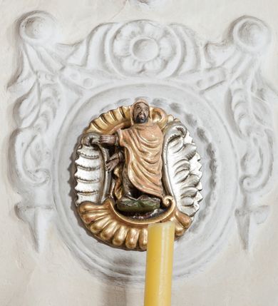 Zdjęcie nr 43: Kościół orientowany, murowany z kamienia, jednonawowy, z prostokątną, trójprzęsłową nawą oraz węższym dwuprzęsłowym prezbiterium zamkniętym trójbocznie, z niewielką prostokątną zakrystią przy północnej ścianie. Od zachodu wieża na planie kwadratu, do północnej ściany nawy dobudowana kaplica Matki Boskiej Karmelitańskiej, do południowej niewielka kruchta. Prezbiterium sklepione żebrowo z jednym rzeźbionym kroksztynem; żebra pokryte późniejszą dekoracją stiukową. Nawa wtórnie sklepiona kolebką z lunetami na gurtach, rozczłonkowana opilastrowanymi półfilarami. Pilastry i zacheuszki ozdobione stiukową ornamentacją. Do zakrystii prowadzi kamienny portal. Kościół opięty grubymi szkarpami jednouskokowymi, nakrytymi daszkami. W dwóch oknach prezbiterium i jednym nawy od południa kamienne maswerki; w zakrystii od wschodu wąskie okienko, tzw. romańskie. W pólnocno-wschodnim narożniku nawy wtórnie wkomponowany rzeźbiony, bardzo zniszczony kroksztyn. Z południowej kruchty do nawy prowadzi kamienny portal o trzech parach kolumienek dźwigających archiwolty. Nawa i prezbiterium nakryte dachem, na ich styku wieżyczka na sygnaturkę. Wieża smukła, bez podziałów architektonicznych, ściany najwyższej kondygnacji cofnięte w głąb, przy krawędzi kamienne kroksztyny, pozostałe po niezachowanej drewnianej hurdycji. Wieża zwieńczona ceglaną attyką, zasłaniającą dwuspadowy dach. W górnej części jej trzonu okna usytuowane z czterech stron. W miejscu hurdycji, na zachodniej ścianie zegar. 

Kościół otoczony niskim murem kamiennym; od zachodu dzwonnica bramna na planie kwadratu z niesklepioną sienią przejściową, nakryta blaszanym hełmem; od południa i od wschodu bramki nakryte hełmami, przy czym jeden pokryty jest gontem, drugi blachą.