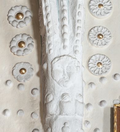 Zdjęcie nr 36: Kościół orientowany, murowany z kamienia, jednonawowy, z prostokątną, trójprzęsłową nawą oraz węższym dwuprzęsłowym prezbiterium zamkniętym trójbocznie, z niewielką prostokątną zakrystią przy północnej ścianie. Od zachodu wieża na planie kwadratu, do północnej ściany nawy dobudowana kaplica Matki Boskiej Karmelitańskiej, do południowej niewielka kruchta. Prezbiterium sklepione żebrowo z jednym rzeźbionym kroksztynem; żebra pokryte późniejszą dekoracją stiukową. Nawa wtórnie sklepiona kolebką z lunetami na gurtach, rozczłonkowana opilastrowanymi półfilarami. Pilastry i zacheuszki ozdobione stiukową ornamentacją. Do zakrystii prowadzi kamienny portal. Kościół opięty grubymi szkarpami jednouskokowymi, nakrytymi daszkami. W dwóch oknach prezbiterium i jednym nawy od południa kamienne maswerki; w zakrystii od wschodu wąskie okienko, tzw. romańskie. W pólnocno-wschodnim narożniku nawy wtórnie wkomponowany rzeźbiony, bardzo zniszczony kroksztyn. Z południowej kruchty do nawy prowadzi kamienny portal o trzech parach kolumienek dźwigających archiwolty. Nawa i prezbiterium nakryte dachem, na ich styku wieżyczka na sygnaturkę. Wieża smukła, bez podziałów architektonicznych, ściany najwyższej kondygnacji cofnięte w głąb, przy krawędzi kamienne kroksztyny, pozostałe po niezachowanej drewnianej hurdycji. Wieża zwieńczona ceglaną attyką, zasłaniającą dwuspadowy dach. W górnej części jej trzonu okna usytuowane z czterech stron. W miejscu hurdycji, na zachodniej ścianie zegar. 

Kościół otoczony niskim murem kamiennym; od zachodu dzwonnica bramna na planie kwadratu z niesklepioną sienią przejściową, nakryta blaszanym hełmem; od południa i od wschodu bramki nakryte hełmami, przy czym jeden pokryty jest gontem, drugi blachą.