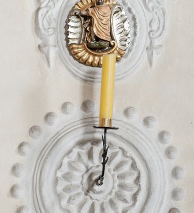 Zdjęcie nr 41: Kościół orientowany, murowany z kamienia, jednonawowy, z prostokątną, trójprzęsłową nawą oraz węższym dwuprzęsłowym prezbiterium zamkniętym trójbocznie, z niewielką prostokątną zakrystią przy północnej ścianie. Od zachodu wieża na planie kwadratu, do północnej ściany nawy dobudowana kaplica Matki Boskiej Karmelitańskiej, do południowej niewielka kruchta. Prezbiterium sklepione żebrowo z jednym rzeźbionym kroksztynem; żebra pokryte późniejszą dekoracją stiukową. Nawa wtórnie sklepiona kolebką z lunetami na gurtach, rozczłonkowana opilastrowanymi półfilarami. Pilastry i zacheuszki ozdobione stiukową ornamentacją. Do zakrystii prowadzi kamienny portal. Kościół opięty grubymi szkarpami jednouskokowymi, nakrytymi daszkami. W dwóch oknach prezbiterium i jednym nawy od południa kamienne maswerki; w zakrystii od wschodu wąskie okienko, tzw. romańskie. W pólnocno-wschodnim narożniku nawy wtórnie wkomponowany rzeźbiony, bardzo zniszczony kroksztyn. Z południowej kruchty do nawy prowadzi kamienny portal o trzech parach kolumienek dźwigających archiwolty. Nawa i prezbiterium nakryte dachem, na ich styku wieżyczka na sygnaturkę. Wieża smukła, bez podziałów architektonicznych, ściany najwyższej kondygnacji cofnięte w głąb, przy krawędzi kamienne kroksztyny, pozostałe po niezachowanej drewnianej hurdycji. Wieża zwieńczona ceglaną attyką, zasłaniającą dwuspadowy dach. W górnej części jej trzonu okna usytuowane z czterech stron. W miejscu hurdycji, na zachodniej ścianie zegar. 

Kościół otoczony niskim murem kamiennym; od zachodu dzwonnica bramna na planie kwadratu z niesklepioną sienią przejściową, nakryta blaszanym hełmem; od południa i od wschodu bramki nakryte hełmami, przy czym jeden pokryty jest gontem, drugi blachą.