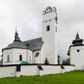 Zdjęcie nr 1: Kościół orientowany, murowany z kamienia, jednonawowy, z prostokątną, trójprzęsłową nawą oraz węższym dwuprzęsłowym prezbiterium zamkniętym trójbocznie, z niewielką prostokątną zakrystią przy północnej ścianie. Od zachodu wieża na planie kwadratu, do północnej ściany nawy dobudowana kaplica Matki Boskiej Karmelitańskiej, do południowej niewielka kruchta. Prezbiterium sklepione żebrowo z jednym rzeźbionym kroksztynem; żebra pokryte późniejszą dekoracją stiukową. Nawa wtórnie sklepiona kolebką z lunetami na gurtach, rozczłonkowana opilastrowanymi półfilarami. Pilastry i zacheuszki ozdobione stiukową ornamentacją. Do zakrystii prowadzi kamienny portal. Kościół opięty grubymi szkarpami jednouskokowymi, nakrytymi daszkami. W dwóch oknach prezbiterium i jednym nawy od południa kamienne maswerki; w zakrystii od wschodu wąskie okienko, tzw. romańskie. W pólnocno-wschodnim narożniku nawy wtórnie wkomponowany rzeźbiony, bardzo zniszczony kroksztyn. Z południowej kruchty do nawy prowadzi kamienny portal o trzech parach kolumienek dźwigających archiwolty. Nawa i prezbiterium nakryte dachem, na ich styku wieżyczka na sygnaturkę. Wieża smukła, bez podziałów architektonicznych, ściany najwyższej kondygnacji cofnięte w głąb, przy krawędzi kamienne kroksztyny, pozostałe po niezachowanej drewnianej hurdycji. Wieża zwieńczona ceglaną attyką, zasłaniającą dwuspadowy dach. W górnej części jej trzonu okna usytuowane z czterech stron. W miejscu hurdycji, na zachodniej ścianie zegar. 

Kościół otoczony niskim murem kamiennym; od zachodu dzwonnica bramna na planie kwadratu z niesklepioną sienią przejściową, nakryta blaszanym hełmem; od południa i od wschodu bramki nakryte hełmami, przy czym jeden pokryty jest gontem, drugi blachą.