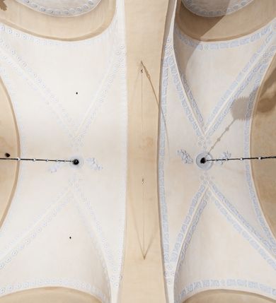 Zdjęcie nr 32: Kościół orientowany, murowany z kamienia, jednonawowy, z prostokątną, trójprzęsłową nawą oraz węższym dwuprzęsłowym prezbiterium zamkniętym trójbocznie, z niewielką prostokątną zakrystią przy północnej ścianie. Od zachodu wieża na planie kwadratu, do północnej ściany nawy dobudowana kaplica Matki Boskiej Karmelitańskiej, do południowej niewielka kruchta. Prezbiterium sklepione żebrowo z jednym rzeźbionym kroksztynem; żebra pokryte późniejszą dekoracją stiukową. Nawa wtórnie sklepiona kolebką z lunetami na gurtach, rozczłonkowana opilastrowanymi półfilarami. Pilastry i zacheuszki ozdobione stiukową ornamentacją. Do zakrystii prowadzi kamienny portal. Kościół opięty grubymi szkarpami jednouskokowymi, nakrytymi daszkami. W dwóch oknach prezbiterium i jednym nawy od południa kamienne maswerki; w zakrystii od wschodu wąskie okienko, tzw. romańskie. W pólnocno-wschodnim narożniku nawy wtórnie wkomponowany rzeźbiony, bardzo zniszczony kroksztyn. Z południowej kruchty do nawy prowadzi kamienny portal o trzech parach kolumienek dźwigających archiwolty. Nawa i prezbiterium nakryte dachem, na ich styku wieżyczka na sygnaturkę. Wieża smukła, bez podziałów architektonicznych, ściany najwyższej kondygnacji cofnięte w głąb, przy krawędzi kamienne kroksztyny, pozostałe po niezachowanej drewnianej hurdycji. Wieża zwieńczona ceglaną attyką, zasłaniającą dwuspadowy dach. W górnej części jej trzonu okna usytuowane z czterech stron. W miejscu hurdycji, na zachodniej ścianie zegar. 

Kościół otoczony niskim murem kamiennym; od zachodu dzwonnica bramna na planie kwadratu z niesklepioną sienią przejściową, nakryta blaszanym hełmem; od południa i od wschodu bramki nakryte hełmami, przy czym jeden pokryty jest gontem, drugi blachą.