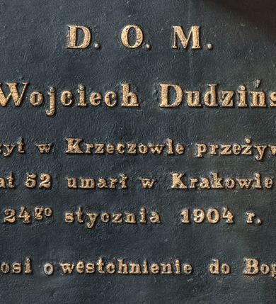 Zdjęcie nr 1: Epitafium w formie tablicy w kształcie leżącego prostokąta, ujętej profilowaną, złoconą ramą. Na czarnym tle złocony napis 
„D(EO) O(PTIMO) M(AXIMO) / X(iądz) Wojciech Dudziński / Expozyt w Krzeczowie przeżywszy / lat 52 umarł w Krakowie / 24go stycznia 1904 r(oku) / Prosi o westchnienie do Boga.&quot;