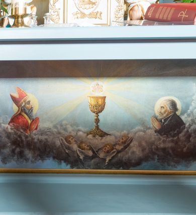 Zdjęcie nr 11: Ołtarz przyścienny, architektoniczny, jednokondygnacyjny ze zwieńczeniem i bramkami. 
Ołtarz prostopadłościenny z mensą wspartą na dwóch tralkach. Antepedium ujęte parą tralek.
Retabulum z uszakami flankowane parą kolumn korynckich o skręcanych trzonach, ustawionych na niskich wysuniętych cokołach. Podpory wspierają odcinki wyłamanego belkowania z architrawem wygiętym w łuk półkolisty. Powyżej belkowania ustawione odcinki wklęsłego przyczółka. 
Zwieńczenie prostopadłościenne z uszakami, zamknięte łukiem nadwieszanym wspieranym przez parę podwójnych pilastrów.
Po bokach ołtarza bramki o wklęsło-wypukłym wykroju z otworami drzwiowymi w kształcie stojącego prostokąta z ćwierćkoliście wklęsłymi górnymi narożami. 
Pole środkowe retabulum w formie wnęki w kształcie prostokąta zamkniętej łukiem nadwieszanym, ujętej podwójnym obramieniem o analogicznym wykroju. We wnęce obraz z przedstawieniem Matki Boskiej z Dzieciątkiem. W antepedium obraz w kształcie leżącego prostokąta z przedstawieniem kielicha z hostią adorowanego przez św. Wojciecha i nieznanego świętego. W zwieńczeniu obraz w kształcie stojącego prostokąta z przedstawieniem Trójcy Świętej ujęty profilowaną ramą.
Nad bramkami, ustawione na cokołach figury św. Wojciecha po prawej oraz św. Stanisława po lewej stronie. Na odcinkach przyczółka ukazane całopostaciowe figury uskrzydlonych aniołków. 
Uszaki ołtarza ażurowe, formowane ze skręconych liści akantu z kwiatami. Wnęka pola środkowego retabulum ujęta szeroką, ażurową ramą formowaną z liści akantu i kwiatów. Poniżej aplikowany monogram maryjny. Po bokach wnęki ornament cekinowy. Poniżej gzymsu ażurowy ornament akantowy. Trzony kolumn oplecione płaskorzeźbioną wicią winorośli. Ścianki cokołów dekorowane płycinami z rzeźbionym liściem akantu. W zwieńczeniu aplikowany rzeźbiony monogram maryjny ujęty wieńcem z koroną. 
Całość struktury ołtarza malowana na jasnobłękitny odcień z marmoryzacją w odcieniach szarości. Profilowania, ornamenty i detal architektoniczny pozłacane.
