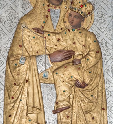 Zdjęcie nr 17: Ołtarz przyścienny, architektoniczny, jednokondygnacyjny ze zwieńczeniem i bramkami. 
Ołtarz prostopadłościenny z mensą wspartą na dwóch tralkach. Antepedium ujęte parą tralek.
Retabulum z uszakami flankowane parą kolumn korynckich o skręcanych trzonach, ustawionych na niskich wysuniętych cokołach. Podpory wspierają odcinki wyłamanego belkowania z architrawem wygiętym w łuk półkolisty. Powyżej belkowania ustawione odcinki wklęsłego przyczółka. 
Zwieńczenie prostopadłościenne z uszakami, zamknięte łukiem nadwieszanym wspieranym przez parę podwójnych pilastrów.
Po bokach ołtarza bramki o wklęsło-wypukłym wykroju z otworami drzwiowymi w kształcie stojącego prostokąta z ćwierćkoliście wklęsłymi górnymi narożami. 
Pole środkowe retabulum w formie wnęki w kształcie prostokąta zamkniętej łukiem nadwieszanym, ujętej podwójnym obramieniem o analogicznym wykroju. We wnęce obraz z przedstawieniem Matki Boskiej z Dzieciątkiem. W antepedium obraz w kształcie leżącego prostokąta z przedstawieniem kielicha z hostią adorowanego przez św. Wojciecha i nieznanego świętego. W zwieńczeniu obraz w kształcie stojącego prostokąta z przedstawieniem Trójcy Świętej ujęty profilowaną ramą.
Nad bramkami, ustawione na cokołach figury św. Wojciecha po prawej oraz św. Stanisława po lewej stronie. Na odcinkach przyczółka ukazane całopostaciowe figury uskrzydlonych aniołków. 
Uszaki ołtarza ażurowe, formowane ze skręconych liści akantu z kwiatami. Wnęka pola środkowego retabulum ujęta szeroką, ażurową ramą formowaną z liści akantu i kwiatów. Poniżej aplikowany monogram maryjny. Po bokach wnęki ornament cekinowy. Poniżej gzymsu ażurowy ornament akantowy. Trzony kolumn oplecione płaskorzeźbioną wicią winorośli. Ścianki cokołów dekorowane płycinami z rzeźbionym liściem akantu. W zwieńczeniu aplikowany rzeźbiony monogram maryjny ujęty wieńcem z koroną. 
Całość struktury ołtarza malowana na jasnobłękitny odcień z marmoryzacją w odcieniach szarości. Profilowania, ornamenty i detal architektoniczny pozłacane.
