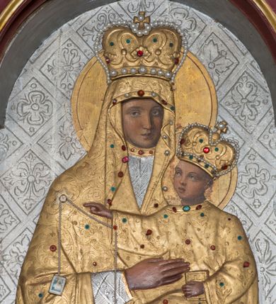 Zdjęcie nr 16: Ołtarz przyścienny, architektoniczny, jednokondygnacyjny ze zwieńczeniem i bramkami. 
Ołtarz prostopadłościenny z mensą wspartą na dwóch tralkach. Antepedium ujęte parą tralek.
Retabulum z uszakami flankowane parą kolumn korynckich o skręcanych trzonach, ustawionych na niskich wysuniętych cokołach. Podpory wspierają odcinki wyłamanego belkowania z architrawem wygiętym w łuk półkolisty. Powyżej belkowania ustawione odcinki wklęsłego przyczółka. 
Zwieńczenie prostopadłościenne z uszakami, zamknięte łukiem nadwieszanym wspieranym przez parę podwójnych pilastrów.
Po bokach ołtarza bramki o wklęsło-wypukłym wykroju z otworami drzwiowymi w kształcie stojącego prostokąta z ćwierćkoliście wklęsłymi górnymi narożami. 
Pole środkowe retabulum w formie wnęki w kształcie prostokąta zamkniętej łukiem nadwieszanym, ujętej podwójnym obramieniem o analogicznym wykroju. We wnęce obraz z przedstawieniem Matki Boskiej z Dzieciątkiem. W antepedium obraz w kształcie leżącego prostokąta z przedstawieniem kielicha z hostią adorowanego przez św. Wojciecha i nieznanego świętego. W zwieńczeniu obraz w kształcie stojącego prostokąta z przedstawieniem Trójcy Świętej ujęty profilowaną ramą.
Nad bramkami, ustawione na cokołach figury św. Wojciecha po prawej oraz św. Stanisława po lewej stronie. Na odcinkach przyczółka ukazane całopostaciowe figury uskrzydlonych aniołków. 
Uszaki ołtarza ażurowe, formowane ze skręconych liści akantu z kwiatami. Wnęka pola środkowego retabulum ujęta szeroką, ażurową ramą formowaną z liści akantu i kwiatów. Poniżej aplikowany monogram maryjny. Po bokach wnęki ornament cekinowy. Poniżej gzymsu ażurowy ornament akantowy. Trzony kolumn oplecione płaskorzeźbioną wicią winorośli. Ścianki cokołów dekorowane płycinami z rzeźbionym liściem akantu. W zwieńczeniu aplikowany rzeźbiony monogram maryjny ujęty wieńcem z koroną. 
Całość struktury ołtarza malowana na jasnobłękitny odcień z marmoryzacją w odcieniach szarości. Profilowania, ornamenty i detal architektoniczny pozłacane.
