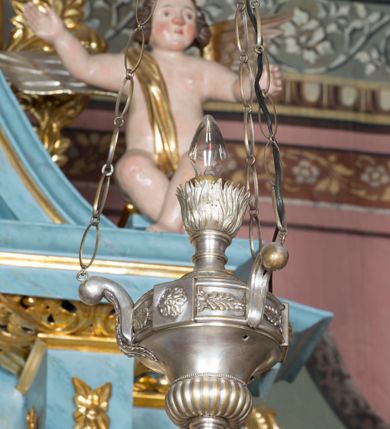 Zdjęcie nr 6: Pełnoplastyczne figury uskrzydlonych aniołków ustawionych przeciwstawnie. Postaci zostały ukazane w pozycji siedzącej, z uniesionymi wysoko rękoma i skrzyżowanymi nogami. Biodra osłonięte wąską, złota szarfą przerzuconą przez ramię. Twarze owalne, pełne, okolone puklami brązowych włosów. Karnacje ciała w naturalnym, jasnokremowym odcieniu, policzki zaróżowione.