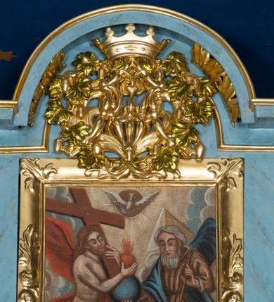 Zdjęcie nr 9: Pełnoplastyczne figury uskrzydlonych aniołków ustawionych przeciwstawnie. Postaci zostały ukazane w pozycji siedzącej, z uniesionymi wysoko rękoma i skrzyżowanymi nogami. Biodra osłonięte wąską, złota szarfą przerzuconą przez ramię. Twarze owalne, pełne, okolone puklami brązowych włosów. Karnacje ciała w naturalnym, jasnokremowym odcieniu, policzki zaróżowione.