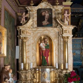 Zdjęcie nr 1: Ołtarz architektoniczny, jednokondygnacyjny, jednoosiowy ze zwieńczeniem. Ołtarz jest prostopadłościenny, z drewnianą mensą. Retabulum osadzone jest na niewysokim, zryzalitowanym cokole. Część środkową nastawy ujmuje para kolumn o korynckich kapitelach, ustawionych na tle zdwojonych pilastrów. Podpory wspierają wyłamujące się ponad nimi belkowanie przerwane w partii architrawu i fryzu. Część środkowa zaaranżowana jest w formie trójbocznej niszy o wykroju zamkniętym łukiem półkolistym, ujętej prostokątną płyciną. Zamknięte trójkątnie zwieńczenie ujęte jest parą pilastrów wspierających gzyms wieńczący. Dodatkowo po bokach znajduje się para niewysokich cokolików oraz przerwany, wklęsły przyczółek. Środkowa płycina antepedium zdobiona jest polichromowanym monogramem maryjnym, ujętym wieńcem kwiatów, płyciny po bokach zdobią wazony z kwiatami. W partii fryzu retabulum oraz na kapitelach pilastrów w zwieńczeniu są motywy rozet. Szczyt zwieńczenia jest w formie ażurowego ornamentu stylizowanej wici roślinnej, po bokach para płomienistych wazonów. W niszy części środkowej retabulum jest figura św. Józefa, w zwieńczeniu obraz w kształcie stojącego prostokąta o ściętych górnych narożach z wizerunkiem św. Antoniego Padewskiego. Na cokolikach ujmujących zwieńczenie usytuowana jest para figur siedzących aniołków.

Struktura ołtarza jest marmoryzowana w odcieniach kremu, beżów i zieleni, detal architektoniczny oraz ornamentyka są złocone.      
