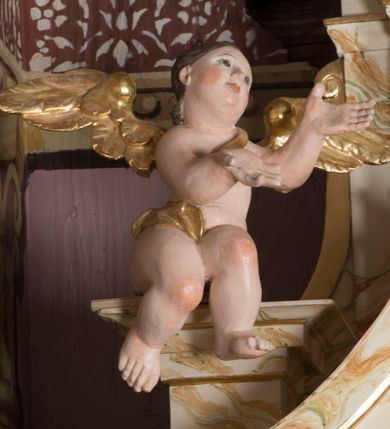 Zdjęcie nr 8: Ołtarz architektoniczny, jednokondygnacyjny, jednoosiowy ze zwieńczeniem. Ołtarz jest prostopadłościenny, z drewnianą mensą. Retabulum osadzone jest na niewysokim, zryzalitowanym cokole. Część środkową nastawy ujmuje para kolumn o korynckich kapitelach, ustawionych na tle zdwojonych pilastrów. Podpory wspierają wyłamujące się ponad nimi belkowanie przerwane w partii architrawu i fryzu. Część środkowa zaaranżowana jest w formie trójbocznej niszy o wykroju zamkniętym łukiem półkolistym, ujętej prostokątną płyciną. Zamknięte trójkątnie zwieńczenie ujęte jest parą pilastrów wspierających gzyms wieńczący. Dodatkowo po bokach znajduje się para niewysokich cokolików oraz przerwany, wklęsły przyczółek. Środkowa płycina antepedium zdobiona jest polichromowanym monogramem maryjnym, ujętym wieńcem kwiatów, płyciny po bokach zdobią wazony z kwiatami. W partii fryzu retabulum oraz na kapitelach pilastrów w zwieńczeniu są motywy rozet. Szczyt zwieńczenia jest w formie ażurowego ornamentu stylizowanej wici roślinnej, po bokach para płomienistych wazonów. W niszy części środkowej retabulum jest figura św. Józefa, w zwieńczeniu obraz w kształcie stojącego prostokąta o ściętych górnych narożach z wizerunkiem św. Antoniego Padewskiego. Na cokolikach ujmujących zwieńczenie usytuowana jest para figur siedzących aniołków.

Struktura ołtarza jest marmoryzowana w odcieniach kremu, beżów i zieleni, detal architektoniczny oraz ornamentyka są złocone.      
