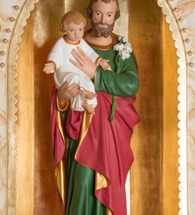 Zdjęcie nr 7: Ołtarz architektoniczny, jednokondygnacyjny, jednoosiowy ze zwieńczeniem. Ołtarz jest prostopadłościenny, z drewnianą mensą. Retabulum osadzone jest na niewysokim, zryzalitowanym cokole. Część środkową nastawy ujmuje para kolumn o korynckich kapitelach, ustawionych na tle zdwojonych pilastrów. Podpory wspierają wyłamujące się ponad nimi belkowanie przerwane w partii architrawu i fryzu. Część środkowa zaaranżowana jest w formie trójbocznej niszy o wykroju zamkniętym łukiem półkolistym, ujętej prostokątną płyciną. Zamknięte trójkątnie zwieńczenie ujęte jest parą pilastrów wspierających gzyms wieńczący. Dodatkowo po bokach znajduje się para niewysokich cokolików oraz przerwany, wklęsły przyczółek. Środkowa płycina antepedium zdobiona jest polichromowanym monogramem maryjnym, ujętym wieńcem kwiatów, płyciny po bokach zdobią wazony z kwiatami. W partii fryzu retabulum oraz na kapitelach pilastrów w zwieńczeniu są motywy rozet. Szczyt zwieńczenia jest w formie ażurowego ornamentu stylizowanej wici roślinnej, po bokach para płomienistych wazonów. W niszy części środkowej retabulum jest figura św. Józefa, w zwieńczeniu obraz w kształcie stojącego prostokąta o ściętych górnych narożach z wizerunkiem św. Antoniego Padewskiego. Na cokolikach ujmujących zwieńczenie usytuowana jest para figur siedzących aniołków.

Struktura ołtarza jest marmoryzowana w odcieniach kremu, beżów i zieleni, detal architektoniczny oraz ornamentyka są złocone.      
