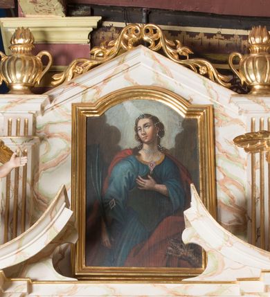 Zdjęcie nr 4: Ołtarz architektoniczny, jednokondygnacyjny, jednoosiowy ze zwieńczeniem. Ołtarz jest prostopadłościenny, z drewnianą mensą. Retabulum osadzone jest na niewysokim, zryzalitowanym cokole. Część środkową nastawy ujmuje para kolumn o korynckich kapitelach, ustawionych na tle zdwojonych pilastrów. Podpory wspierają wyłamujące się ponad nimi belkowanie przerwane w partii architrawu i fryzu. Część środkowa zaaranżowana jest w formie trójbocznej niszy o wykroju zamkniętym łukiem półkolistym, ujętej prostokątną płyciną. Zamknięte trójkątnie zwieńczenie ujęte jest parą pilastrów wspierających gzyms wieńczący. Dodatkowo po bokach znajduje się para niewysokich cokolików oraz przerwany, wklęsły przyczółek o fantazyjnym wykroju. Środkowa płycina antepedium zdobiona jest polichromowanym monogramem chrystologicznym, płyciny po bokach różanymi krzewami. W partii fryzu retabulum oraz na cokolikach w zwieńczeniu są motywy rozet. Szczyt zwieńczenia jest w formie ażurowego ornamentu stylizowanej wici roślinnej, po bokach para płomienistych wazonów. W niszy części środkowej retabulum jest figura Najświętszego Serca Jezusa, w zwieńczeniu obraz w kształcie stojącego prostokąta zamkniętego nadwieszonym łukiem odcinkowym, ujęty profilowaną, złoconą ramą, zawiera wizerunek św. Małgorzaty. Na cokolikach ujmujących zwieńczenie usytuowana jest para figur siedzących aniołków.

Struktura ołtarza jest marmoryzowana w odcieniach kremu, beżów i zieleni, detal architektoniczny oraz ornamentyka są złocone.      
