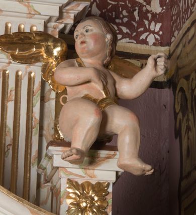 Zdjęcie nr 6: Ołtarz architektoniczny, jednokondygnacyjny, jednoosiowy ze zwieńczeniem. Ołtarz jest prostopadłościenny, z drewnianą mensą. Retabulum osadzone jest na niewysokim, zryzalitowanym cokole. Część środkową nastawy ujmuje para kolumn o korynckich kapitelach, ustawionych na tle zdwojonych pilastrów. Podpory wspierają wyłamujące się ponad nimi belkowanie przerwane w partii architrawu i fryzu. Część środkowa zaaranżowana jest w formie trójbocznej niszy o wykroju zamkniętym łukiem półkolistym, ujętej prostokątną płyciną. Zamknięte trójkątnie zwieńczenie ujęte jest parą pilastrów wspierających gzyms wieńczący. Dodatkowo po bokach znajduje się para niewysokich cokolików oraz przerwany, wklęsły przyczółek o fantazyjnym wykroju. Środkowa płycina antepedium zdobiona jest polichromowanym monogramem chrystologicznym, płyciny po bokach różanymi krzewami. W partii fryzu retabulum oraz na cokolikach w zwieńczeniu są motywy rozet. Szczyt zwieńczenia jest w formie ażurowego ornamentu stylizowanej wici roślinnej, po bokach para płomienistych wazonów. W niszy części środkowej retabulum jest figura Najświętszego Serca Jezusa, w zwieńczeniu obraz w kształcie stojącego prostokąta zamkniętego nadwieszonym łukiem odcinkowym, ujęty profilowaną, złoconą ramą, zawiera wizerunek św. Małgorzaty. Na cokolikach ujmujących zwieńczenie usytuowana jest para figur siedzących aniołków.

Struktura ołtarza jest marmoryzowana w odcieniach kremu, beżów i zieleni, detal architektoniczny oraz ornamentyka są złocone.      
