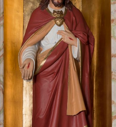 Zdjęcie nr 7: Ołtarz architektoniczny, jednokondygnacyjny, jednoosiowy ze zwieńczeniem. Ołtarz jest prostopadłościenny, z drewnianą mensą. Retabulum osadzone jest na niewysokim, zryzalitowanym cokole. Część środkową nastawy ujmuje para kolumn o korynckich kapitelach, ustawionych na tle zdwojonych pilastrów. Podpory wspierają wyłamujące się ponad nimi belkowanie przerwane w partii architrawu i fryzu. Część środkowa zaaranżowana jest w formie trójbocznej niszy o wykroju zamkniętym łukiem półkolistym, ujętej prostokątną płyciną. Zamknięte trójkątnie zwieńczenie ujęte jest parą pilastrów wspierających gzyms wieńczący. Dodatkowo po bokach znajduje się para niewysokich cokolików oraz przerwany, wklęsły przyczółek o fantazyjnym wykroju. Środkowa płycina antepedium zdobiona jest polichromowanym monogramem chrystologicznym, płyciny po bokach różanymi krzewami. W partii fryzu retabulum oraz na cokolikach w zwieńczeniu są motywy rozet. Szczyt zwieńczenia jest w formie ażurowego ornamentu stylizowanej wici roślinnej, po bokach para płomienistych wazonów. W niszy części środkowej retabulum jest figura Najświętszego Serca Jezusa, w zwieńczeniu obraz w kształcie stojącego prostokąta zamkniętego nadwieszonym łukiem odcinkowym, ujęty profilowaną, złoconą ramą, zawiera wizerunek św. Małgorzaty. Na cokolikach ujmujących zwieńczenie usytuowana jest para figur siedzących aniołków.

Struktura ołtarza jest marmoryzowana w odcieniach kremu, beżów i zieleni, detal architektoniczny oraz ornamentyka są złocone.      
