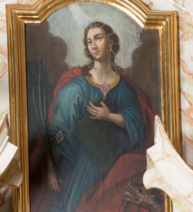 Zdjęcie nr 8: Ołtarz architektoniczny, jednokondygnacyjny, jednoosiowy ze zwieńczeniem. Ołtarz jest prostopadłościenny, z drewnianą mensą. Retabulum osadzone jest na niewysokim, zryzalitowanym cokole. Część środkową nastawy ujmuje para kolumn o korynckich kapitelach, ustawionych na tle zdwojonych pilastrów. Podpory wspierają wyłamujące się ponad nimi belkowanie przerwane w partii architrawu i fryzu. Część środkowa zaaranżowana jest w formie trójbocznej niszy o wykroju zamkniętym łukiem półkolistym, ujętej prostokątną płyciną. Zamknięte trójkątnie zwieńczenie ujęte jest parą pilastrów wspierających gzyms wieńczący. Dodatkowo po bokach znajduje się para niewysokich cokolików oraz przerwany, wklęsły przyczółek o fantazyjnym wykroju. Środkowa płycina antepedium zdobiona jest polichromowanym monogramem chrystologicznym, płyciny po bokach różanymi krzewami. W partii fryzu retabulum oraz na cokolikach w zwieńczeniu są motywy rozet. Szczyt zwieńczenia jest w formie ażurowego ornamentu stylizowanej wici roślinnej, po bokach para płomienistych wazonów. W niszy części środkowej retabulum jest figura Najświętszego Serca Jezusa, w zwieńczeniu obraz w kształcie stojącego prostokąta zamkniętego nadwieszonym łukiem odcinkowym, ujęty profilowaną, złoconą ramą, zawiera wizerunek św. Małgorzaty. Na cokolikach ujmujących zwieńczenie usytuowana jest para figur siedzących aniołków.

Struktura ołtarza jest marmoryzowana w odcieniach kremu, beżów i zieleni, detal architektoniczny oraz ornamentyka są złocone.      
