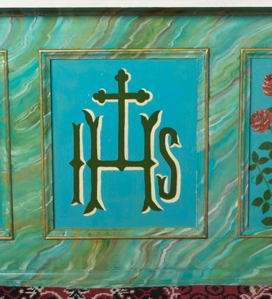 Zdjęcie nr 9: Ołtarz architektoniczny, jednokondygnacyjny, jednoosiowy ze zwieńczeniem. Ołtarz jest prostopadłościenny, z drewnianą mensą. Retabulum osadzone jest na niewysokim, zryzalitowanym cokole. Część środkową nastawy ujmuje para kolumn o korynckich kapitelach, ustawionych na tle zdwojonych pilastrów. Podpory wspierają wyłamujące się ponad nimi belkowanie przerwane w partii architrawu i fryzu. Część środkowa zaaranżowana jest w formie trójbocznej niszy o wykroju zamkniętym łukiem półkolistym, ujętej prostokątną płyciną. Zamknięte trójkątnie zwieńczenie ujęte jest parą pilastrów wspierających gzyms wieńczący. Dodatkowo po bokach znajduje się para niewysokich cokolików oraz przerwany, wklęsły przyczółek o fantazyjnym wykroju. Środkowa płycina antepedium zdobiona jest polichromowanym monogramem chrystologicznym, płyciny po bokach różanymi krzewami. W partii fryzu retabulum oraz na cokolikach w zwieńczeniu są motywy rozet. Szczyt zwieńczenia jest w formie ażurowego ornamentu stylizowanej wici roślinnej, po bokach para płomienistych wazonów. W niszy części środkowej retabulum jest figura Najświętszego Serca Jezusa, w zwieńczeniu obraz w kształcie stojącego prostokąta zamkniętego nadwieszonym łukiem odcinkowym, ujęty profilowaną, złoconą ramą, zawiera wizerunek św. Małgorzaty. Na cokolikach ujmujących zwieńczenie usytuowana jest para figur siedzących aniołków.

Struktura ołtarza jest marmoryzowana w odcieniach kremu, beżów i zieleni, detal architektoniczny oraz ornamentyka są złocone.      
