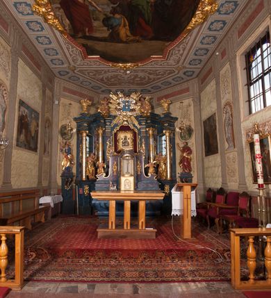 Zdjęcie nr 55: Kościół drewniany o konstrukcji zrębowej, elewacje jednolite, szalowane gontem. Wieża i kruchta zachodnia o konstrukcji słupowo-ramowej, narożne słupy nośne wzmocnione krzyżami św. Andrzeja. Więźba dachowa drewniana, krokwiowa. Budynek na kamiennym podmurowaniu. 
Kościół orientowany, jednonawowy, nawa na rzucie prostokąta zbliżonego do kwadratu, prezbiterium nieco węższe, wydłużone, zakończone trójbocznie. Do północnej ściany prezbiterium przylega zakrystia na planie prostokąta. Przy zachodniej ścianie nawy wieża na planie zbliżonym do prostokąta, o lekko ukośnej ścianie południowej. Od zachodu do wieży przylega kruchta na rzucie prostokąta. 
W przyziemiu wieży babiniec połączony z nawą wtórnym otworem w ścianie. Pomiędzy nawą a prezbiterium otwór tęczowy. Parapet chóru muzycznego w zachodniej części nawy, wsparty na czterech drewnianych kolumnach, z wejściem z nawy po drabiniastych schodach. Ściany i sklepienia pokryte polichromią z iluzjonistyczną architekturą i scenami figuralnymi. Wnętrze nakryte pułapami deskowymi w nawie i prezbiterium oraz stropem belkowym w babińcu. Otwory drzwiowe o prostokątnym wykroju zamknięte drzwiami obitymi deskami w kruchcie zachodniej, w ścianie południowej nawy oraz z prezbiterium do zakrystii. Okna w formie stojącego prostokąta. Posadzka kamienna, z płyt marmurowych. 
Elewacja frontowa jednoosiowa. Na osi wejście do kruchty zachodniej. Korpus wieży podzielony poziomo daszkami okapowymi, na froncie okno. Elewacje boczne jednolite. Korpus nawowy przepruty oknami po dwa na ścianach północnej i południowej, prezbiterium z oknem na ścianie południowej oraz dwoma okienkami na ścianach zamknięcia. Na elewacji wschodniej zawieszony krucyfiks. 
Kościół nakryty dachami dwuspadowymi, o pokryciu blaszanym, wyższym nad nawą, niższym nad prezbiterium. W połowie długości dachu, nad nawą, wbudowana wieżyczka na sygnaturkę, na ośmiobocznym, obitym blachą trzonie, z latarnią zwieńczoną niewielkim hełmem. Wieża nakryta czterospadowym daszkiem namiotowym, zwieńczona kulistą puszką i krzyżem. Kruchta nakryta osobnym daszkiem dwuspadowym, półszczytowym, zakrystia niższym dachem pulpitowym.
