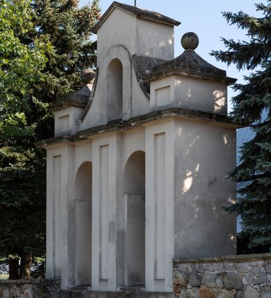 Zdjęcie nr 48: Kościół drewniany o konstrukcji zrębowej, elewacje jednolite, szalowane gontem. Wieża i kruchta zachodnia o konstrukcji słupowo-ramowej, narożne słupy nośne wzmocnione krzyżami św. Andrzeja. Więźba dachowa drewniana, krokwiowa. Budynek na kamiennym podmurowaniu. 
Kościół orientowany, jednonawowy, nawa na rzucie prostokąta zbliżonego do kwadratu, prezbiterium nieco węższe, wydłużone, zakończone trójbocznie. Do północnej ściany prezbiterium przylega zakrystia na planie prostokąta. Przy zachodniej ścianie nawy wieża na planie zbliżonym do prostokąta, o lekko ukośnej ścianie południowej. Od zachodu do wieży przylega kruchta na rzucie prostokąta. 
W przyziemiu wieży babiniec połączony z nawą wtórnym otworem w ścianie. Pomiędzy nawą a prezbiterium otwór tęczowy. Parapet chóru muzycznego w zachodniej części nawy, wsparty na czterech drewnianych kolumnach, z wejściem z nawy po drabiniastych schodach. Ściany i sklepienia pokryte polichromią z iluzjonistyczną architekturą i scenami figuralnymi. Wnętrze nakryte pułapami deskowymi w nawie i prezbiterium oraz stropem belkowym w babińcu. Otwory drzwiowe o prostokątnym wykroju zamknięte drzwiami obitymi deskami w kruchcie zachodniej, w ścianie południowej nawy oraz z prezbiterium do zakrystii. Okna w formie stojącego prostokąta. Posadzka kamienna, z płyt marmurowych. 
Elewacja frontowa jednoosiowa. Na osi wejście do kruchty zachodniej. Korpus wieży podzielony poziomo daszkami okapowymi, na froncie okno. Elewacje boczne jednolite. Korpus nawowy przepruty oknami po dwa na ścianach północnej i południowej, prezbiterium z oknem na ścianie południowej oraz dwoma okienkami na ścianach zamknięcia. Na elewacji wschodniej zawieszony krucyfiks. 
Kościół nakryty dachami dwuspadowymi, o pokryciu blaszanym, wyższym nad nawą, niższym nad prezbiterium. W połowie długości dachu, nad nawą, wbudowana wieżyczka na sygnaturkę, na ośmiobocznym, obitym blachą trzonie, z latarnią zwieńczoną niewielkim hełmem. Wieża nakryta czterospadowym daszkiem namiotowym, zwieńczona kulistą puszką i krzyżem. Kruchta nakryta osobnym daszkiem dwuspadowym, półszczytowym, zakrystia niższym dachem pulpitowym.
