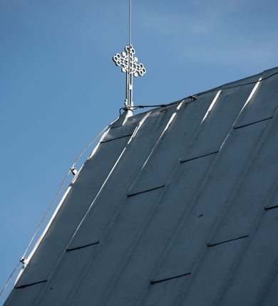 Zdjęcie nr 27: Kościół drewniany o konstrukcji zrębowej, elewacje jednolite, szalowane gontem. Wieża i kruchta zachodnia o konstrukcji słupowo-ramowej, narożne słupy nośne wzmocnione krzyżami św. Andrzeja. Więźba dachowa drewniana, krokwiowa. Budynek na kamiennym podmurowaniu. 
Kościół orientowany, jednonawowy, nawa na rzucie prostokąta zbliżonego do kwadratu, prezbiterium nieco węższe, wydłużone, zakończone trójbocznie. Do północnej ściany prezbiterium przylega zakrystia na planie prostokąta. Przy zachodniej ścianie nawy wieża na planie zbliżonym do prostokąta, o lekko ukośnej ścianie południowej. Od zachodu do wieży przylega kruchta na rzucie prostokąta. 
W przyziemiu wieży babiniec połączony z nawą wtórnym otworem w ścianie. Pomiędzy nawą a prezbiterium otwór tęczowy. Parapet chóru muzycznego w zachodniej części nawy, wsparty na czterech drewnianych kolumnach, z wejściem z nawy po drabiniastych schodach. Ściany i sklepienia pokryte polichromią z iluzjonistyczną architekturą i scenami figuralnymi. Wnętrze nakryte pułapami deskowymi w nawie i prezbiterium oraz stropem belkowym w babińcu. Otwory drzwiowe o prostokątnym wykroju zamknięte drzwiami obitymi deskami w kruchcie zachodniej, w ścianie południowej nawy oraz z prezbiterium do zakrystii. Okna w formie stojącego prostokąta. Posadzka kamienna, z płyt marmurowych. 
Elewacja frontowa jednoosiowa. Na osi wejście do kruchty zachodniej. Korpus wieży podzielony poziomo daszkami okapowymi, na froncie okno. Elewacje boczne jednolite. Korpus nawowy przepruty oknami po dwa na ścianach północnej i południowej, prezbiterium z oknem na ścianie południowej oraz dwoma okienkami na ścianach zamknięcia. Na elewacji wschodniej zawieszony krucyfiks. 
Kościół nakryty dachami dwuspadowymi, o pokryciu blaszanym, wyższym nad nawą, niższym nad prezbiterium. W połowie długości dachu, nad nawą, wbudowana wieżyczka na sygnaturkę, na ośmiobocznym, obitym blachą trzonie, z latarnią zwieńczoną niewielkim hełmem. Wieża nakryta czterospadowym daszkiem namiotowym, zwieńczona kulistą puszką i krzyżem. Kruchta nakryta osobnym daszkiem dwuspadowym, półszczytowym, zakrystia niższym dachem pulpitowym.
